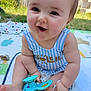 Léa participe au concours pour gagner de l'argent avec cette photo : baby, child, toy, outdoor, grass, blanket, smile, happy, cute, sitting, sunlight, blue_clothing, playful, infant, skin, face, hands, feet, nature, daylight