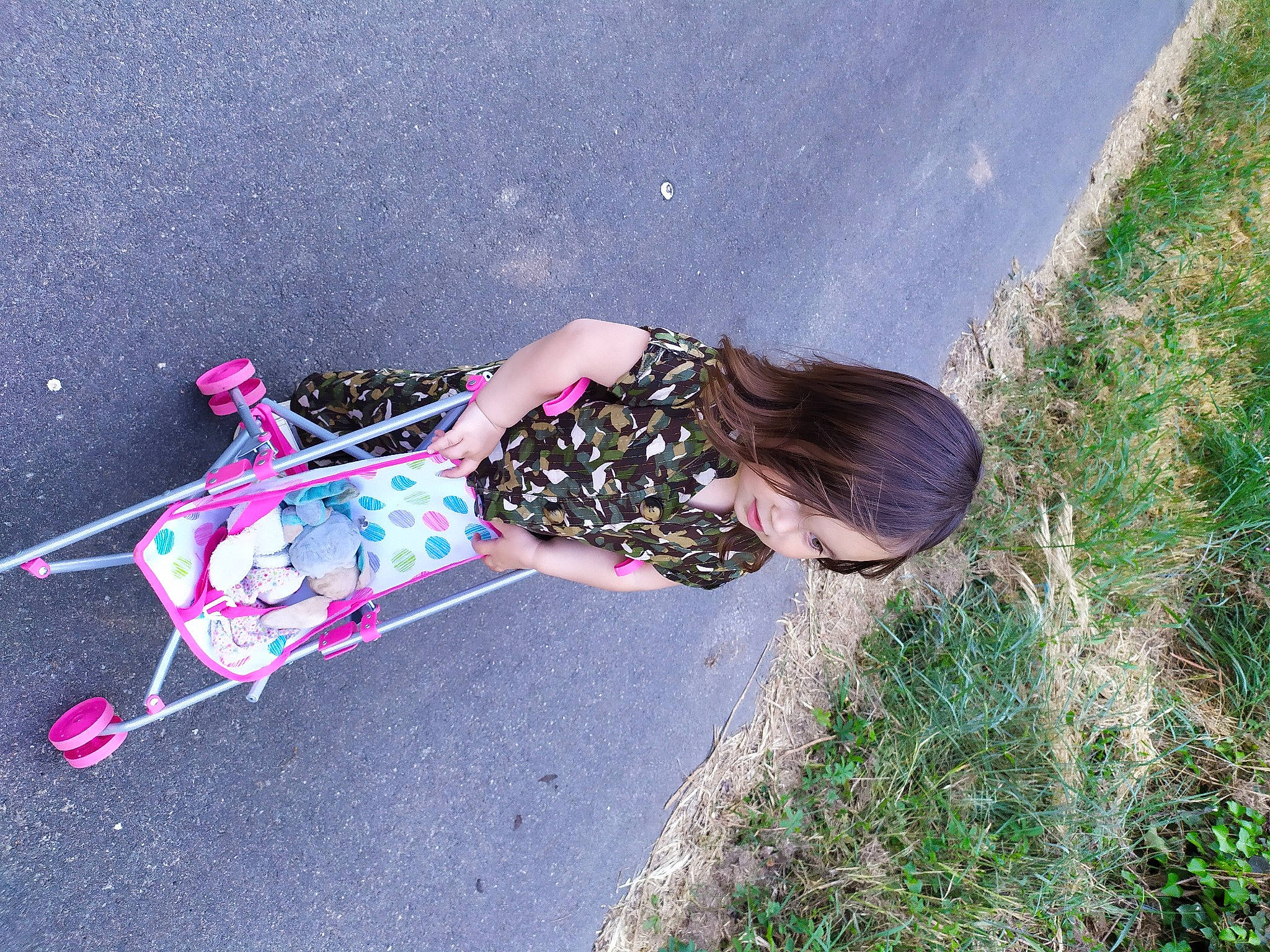 Maylie a rejoint le concours — aidez-le/la à gagner de superbes lots ! asphalt, dress, fun, grass, human_leg, leisure, magenta, people_in_nature, person, pink, plant, recreation, road_surface, shadow, sidewalk, skateboard, sneakers, soil, tar, thigh