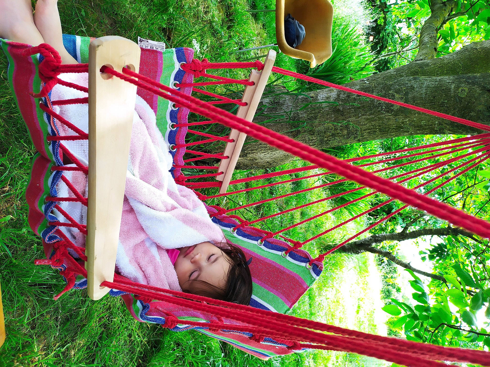 Maylie a rejoint le concours — aidez-le/la à gagner de superbes lots ! carmine, chute, foot, forest, fun, grass, green, human_leg, jungle, leisure, magenta, nature, outdoor_furniture, outdoor_play_equipment, people_in_nature, person, plant, recreation, tree, wood