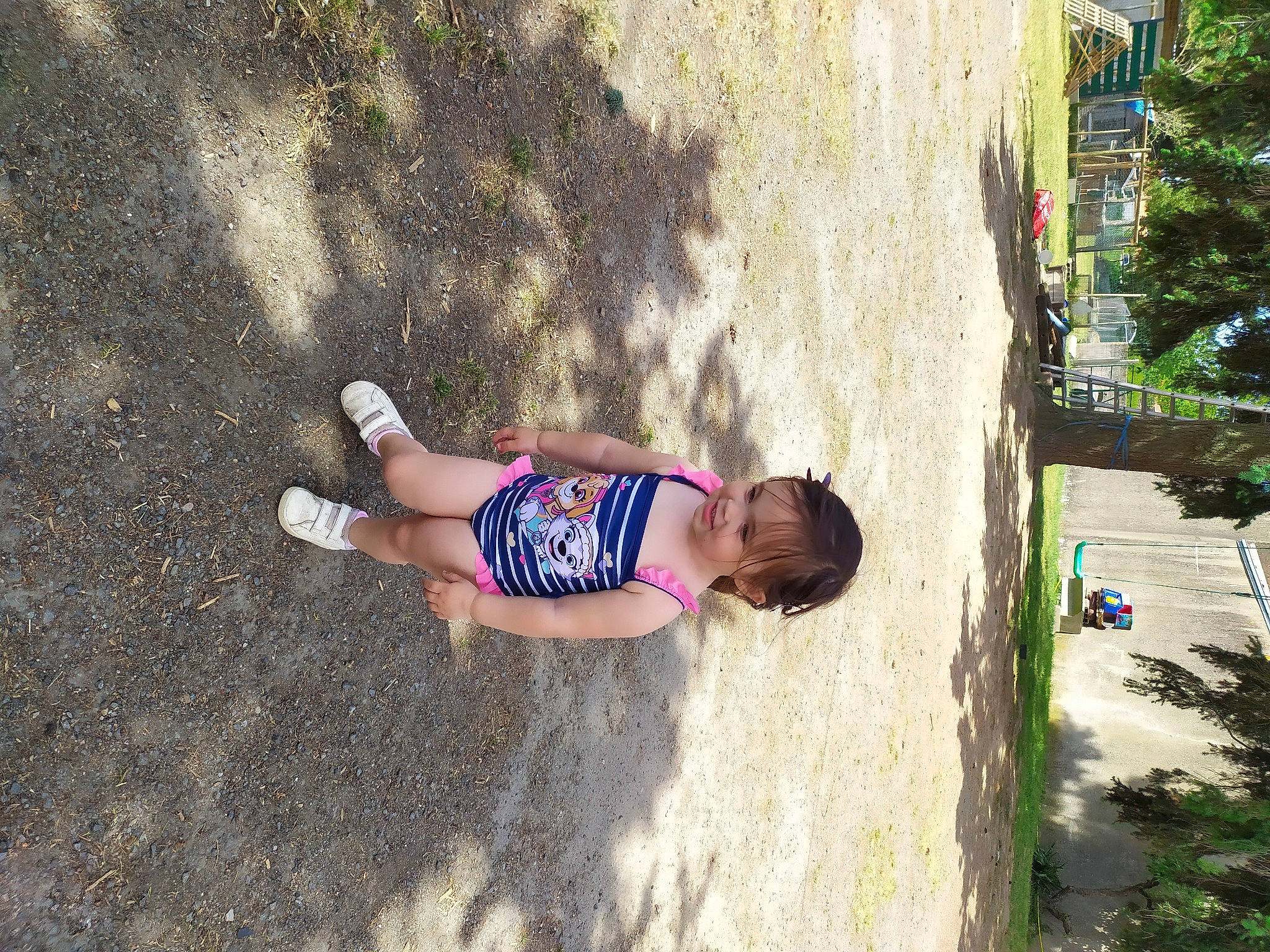 Maylie a rejoint le concours — aidez-le/la à gagner de superbes lots ! asphalt, fun, grass, happy, human_leg, landscape, leisure, people_in_nature, person, plant, recreation, road, sand, shadow, soil, thigh, tints_and_shades, toddler, tree, trunk