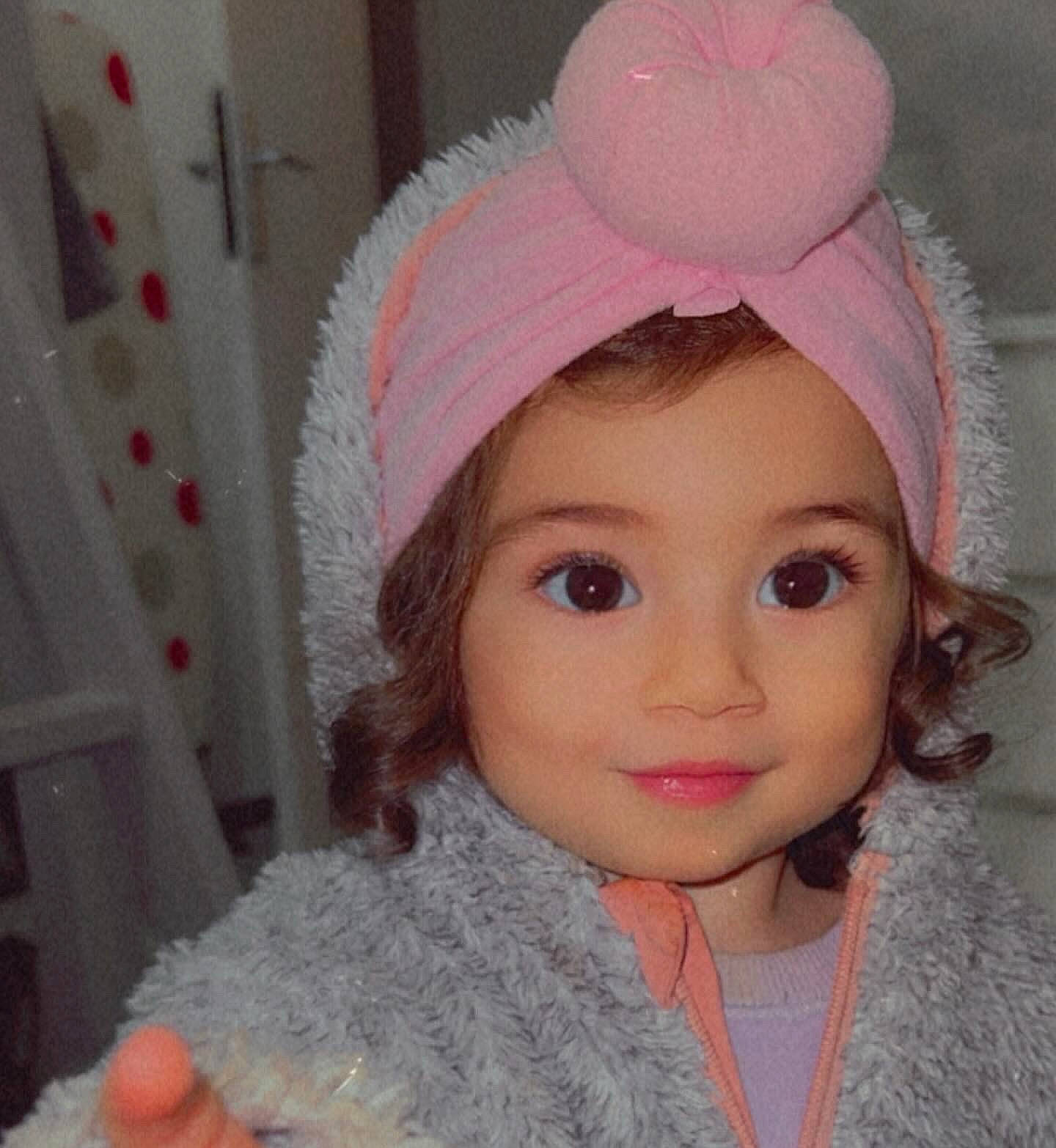 Khalissy a rejoint le concours — aidez-le/la à gagner de superbes lots ! cap, cheek, chin, costume_hat, creative_arts, eyebrow, eyelash, face, head, headgear, headwear, helmet, knit_cap, lip, magenta, nose, outerwear, person, pink, smile