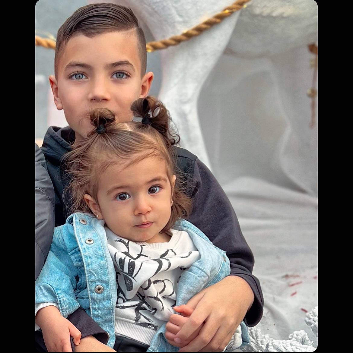 Khalissy a rejoint le concours — aidez-le/la à gagner de superbes lots ! baby, baby_toddler_clothing, cheek, child, ear, eyelash, flash_photography, fun, gesture, hairstyle, happy, head, iris, mouth, nose, person, photograph, skin, sleeve, toddler