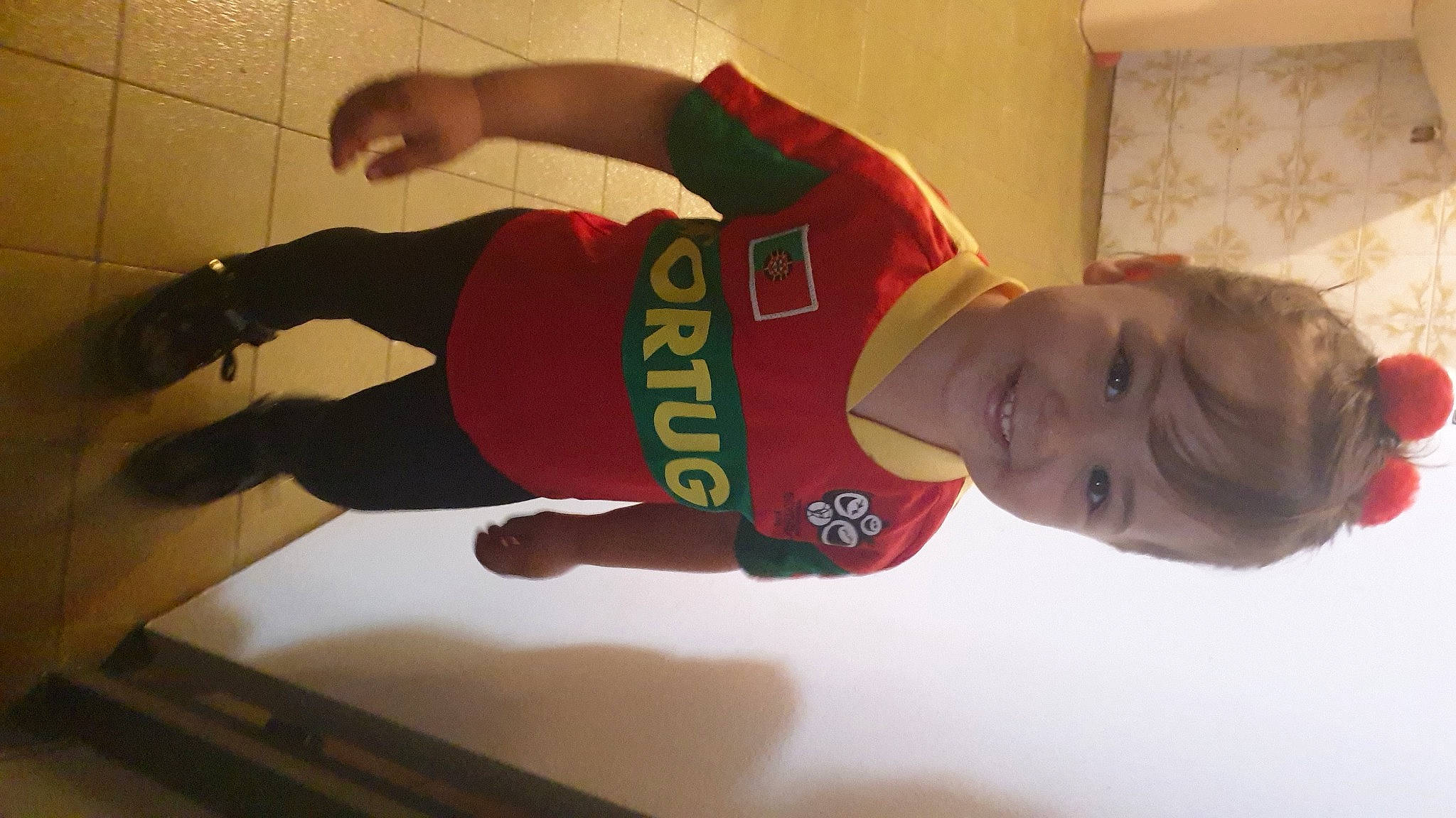 Tessa participe au concours pour gagner de l'argent avec cette photo : carmine, child, cleanliness, elbow, flooring, fun, happy, human_leg, jersey, joy, knee, person, sleeve, smile, sports_jersey, sportswear, t_shirt, thigh, toddler, top