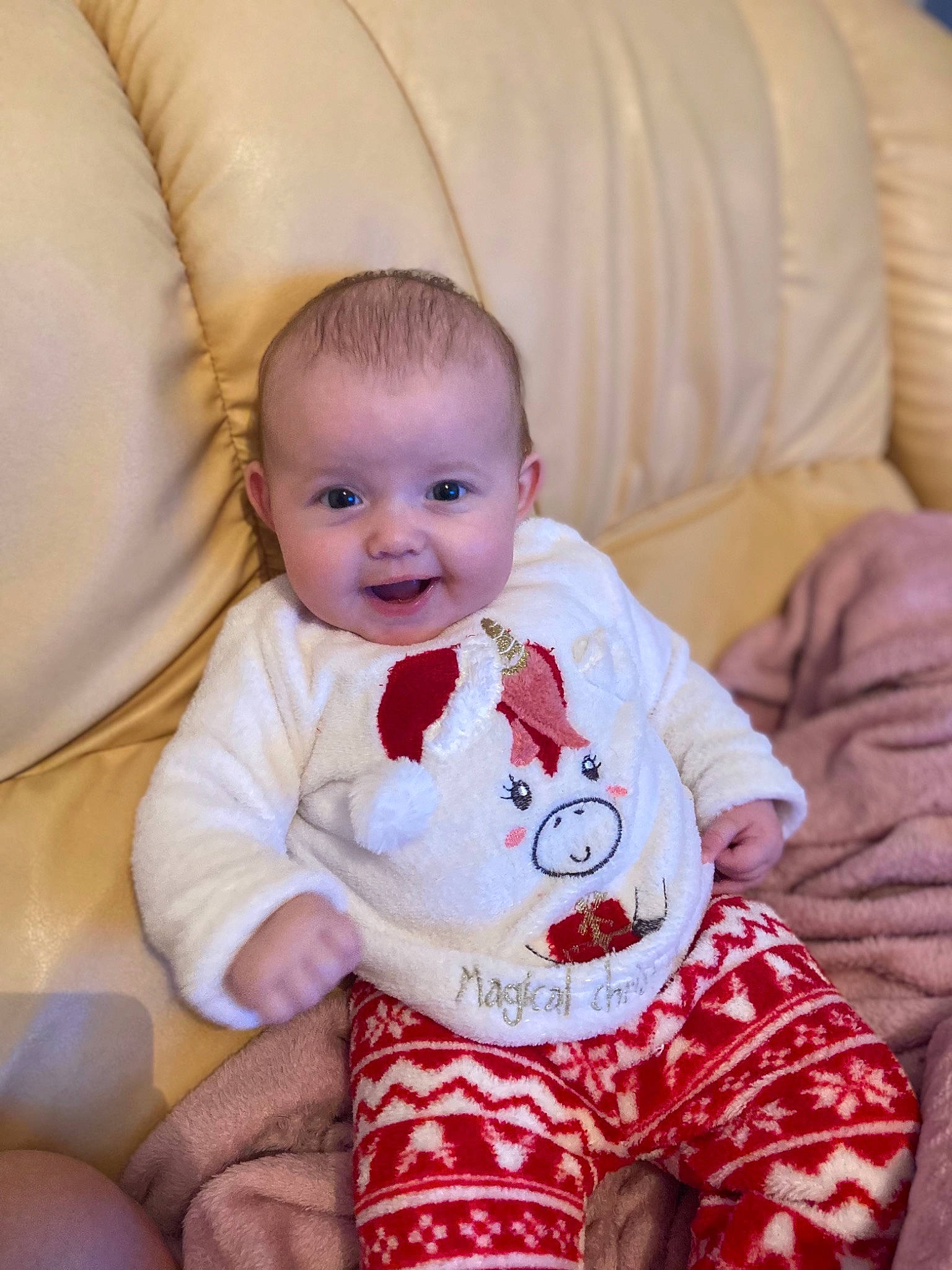 Loona participe au concours pour gagner de l'argent avec cette photo : baby, baby_toddler_clothing, beauty, cheek, child, chin, comfort, couch, eye, face, happy, head, iris, mammal, person, skin, sleeve, smile, textile, toddler