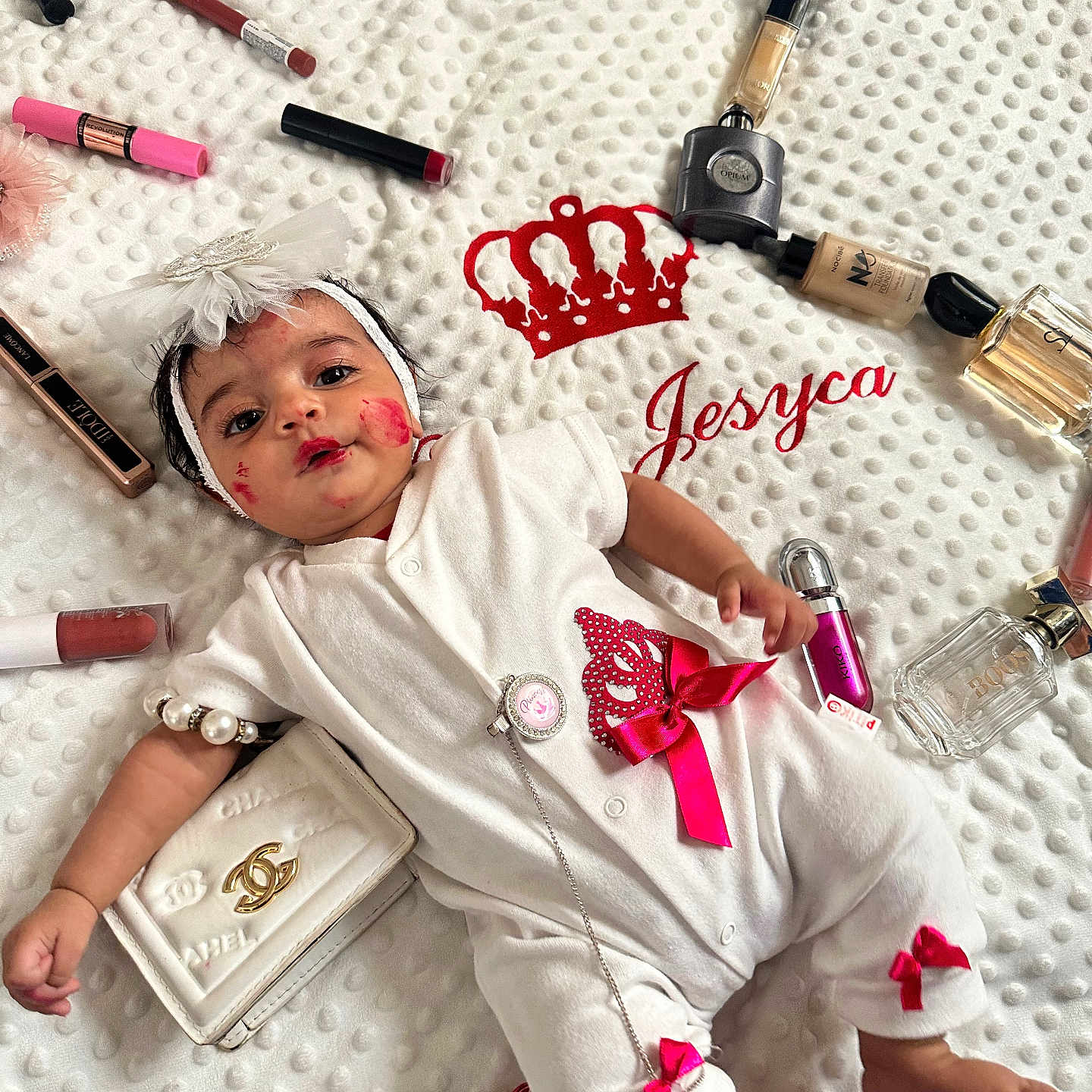 Eva a rejoint le concours — aidez-le/la à gagner de superbes lots ! accessories, baby, bodypart, bottle, brush, clothing, cosmetics, device, face, finger, glove, hand, hat, head, lipstick, perfume, person, photography, portrait, wallet