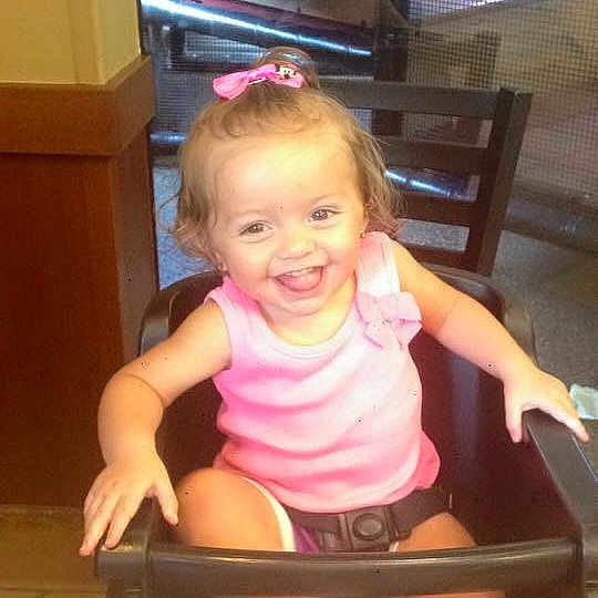 Adelina is registered to the contest to win money with this photo: