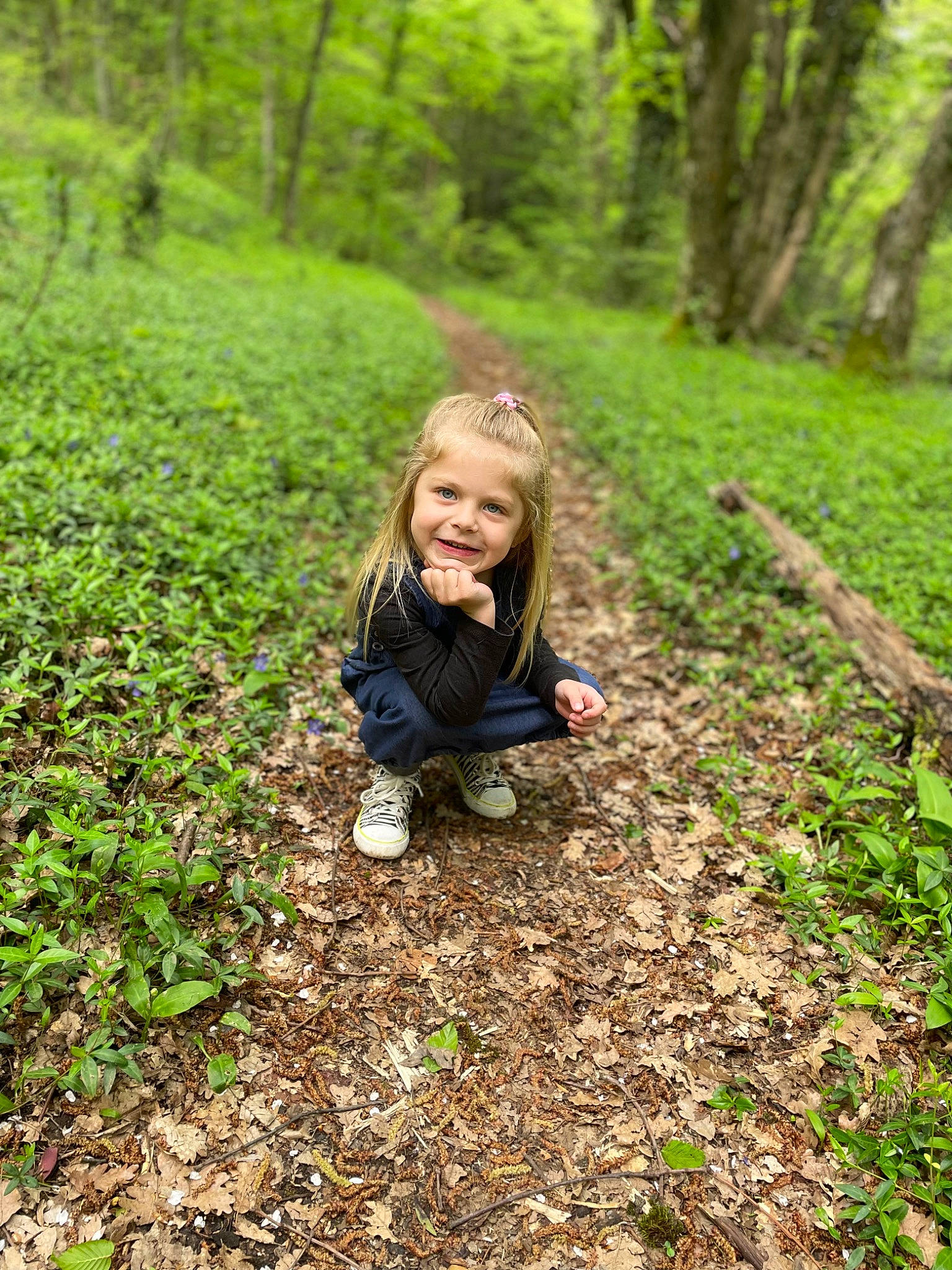 élia participe au concours pour gagner de l'argent avec cette photo : face, forest, grass, grass_family, grassland, green, groundcover, happy, head, joy, leaf, natural_landscape, people_in_nature, person, plant, plant_community, smile, terrestrial_plant, toddler, tree
