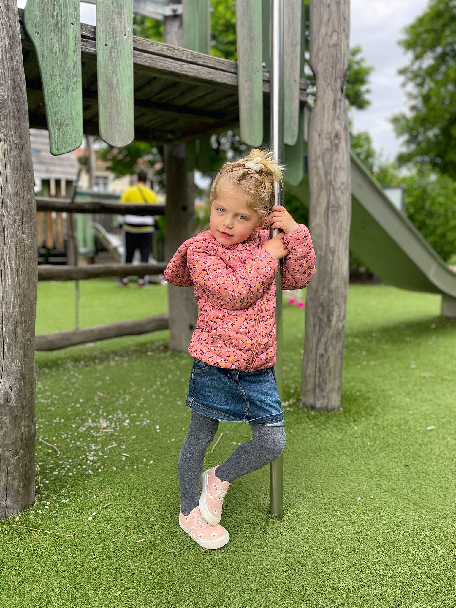 élia participe au concours pour gagner de l'argent avec cette photo : baby_toddler_clothing, child, city, fun, garden, grass, grassland, happy, joy, leisure, magenta, pattern, people_in_nature, person, plant, play, recreation, smile, spring, toddler