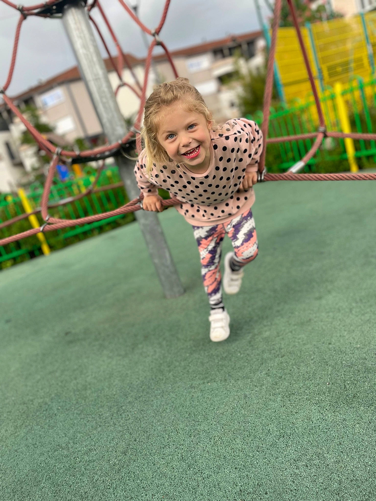 élia participe au concours pour gagner de l'argent avec cette photo : baby, child, city, event, face, fun, grass, happy, joy, leisure, outdoor_play_equipment, person, plant, play, playground, public_space, recreation, sky, smile, swing