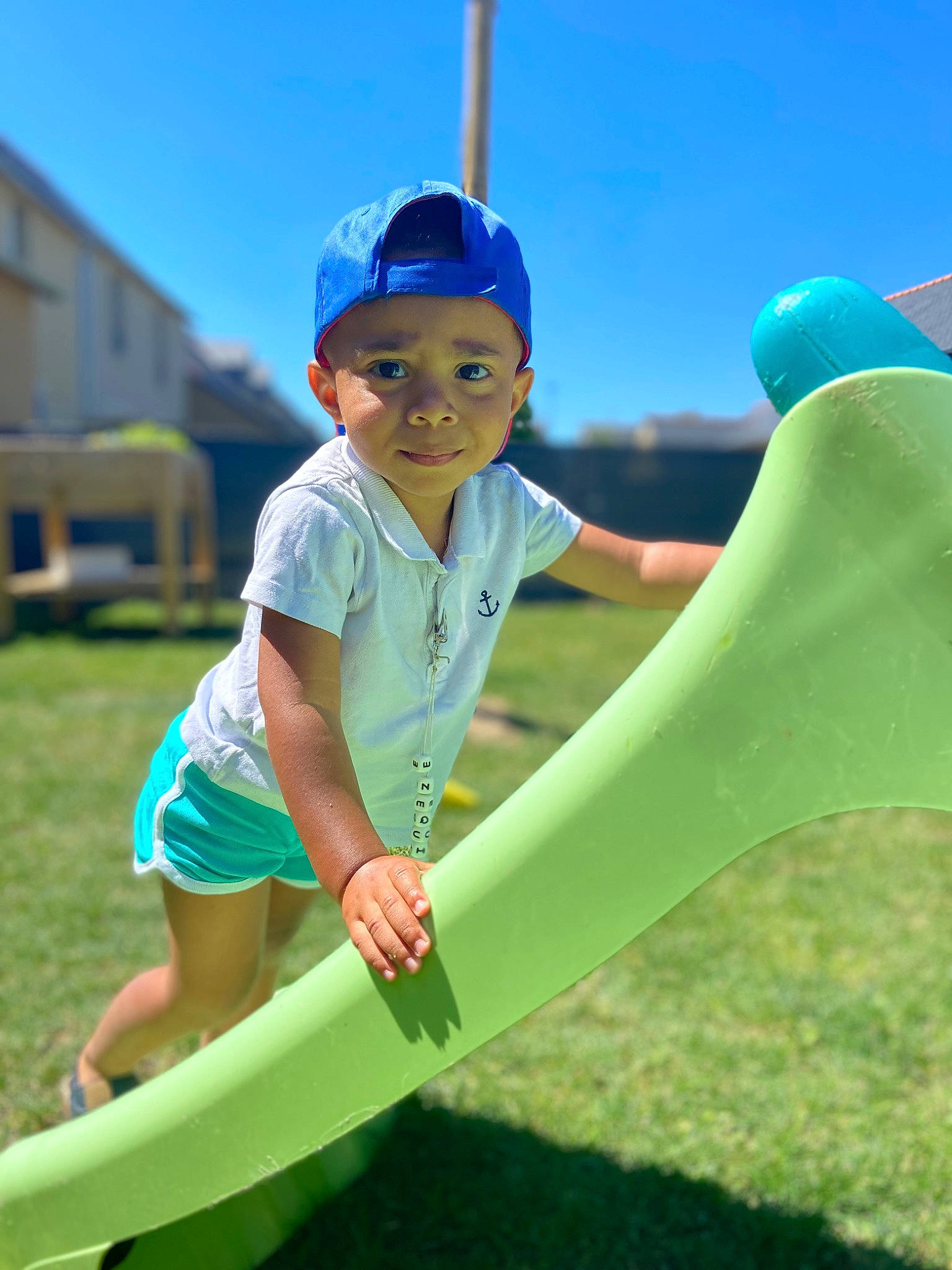 ézéquiel a rejoint le concours — aidez-le/la à gagner de superbes lots ! baseball_cap, cap, competition_event, electric_blue, fun, grass, green, happy, hat, headwear, knee, leisure, people_in_nature, person, personal_protective_equipment, playground_slide, pole, recreation, sky, sports