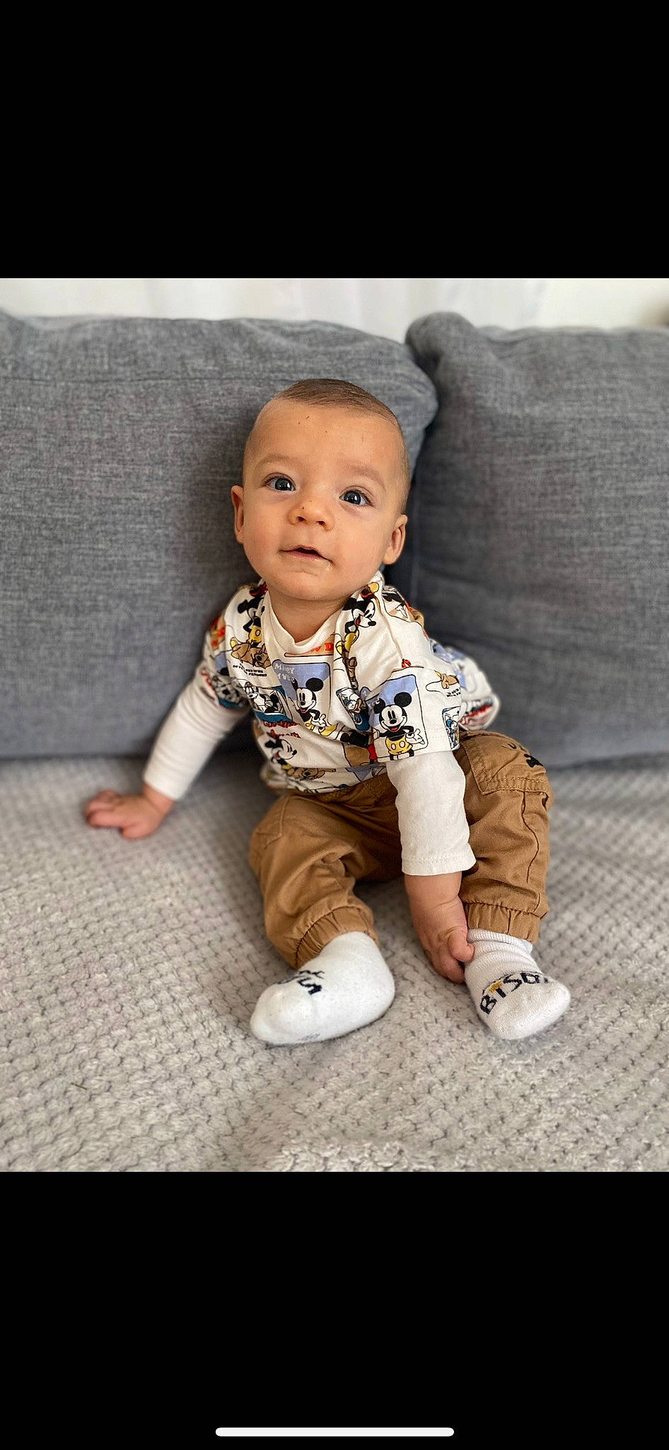 Gianni participe au concours pour gagner de l'argent avec cette photo : baby, baby_toddler_clothing, cheek, child, collar, comfort, flash_photography, floor, flooring, happy, linens, pattern, person, photo_shoot, portrait_photography, product, sitting, sleeve, toddler, wood