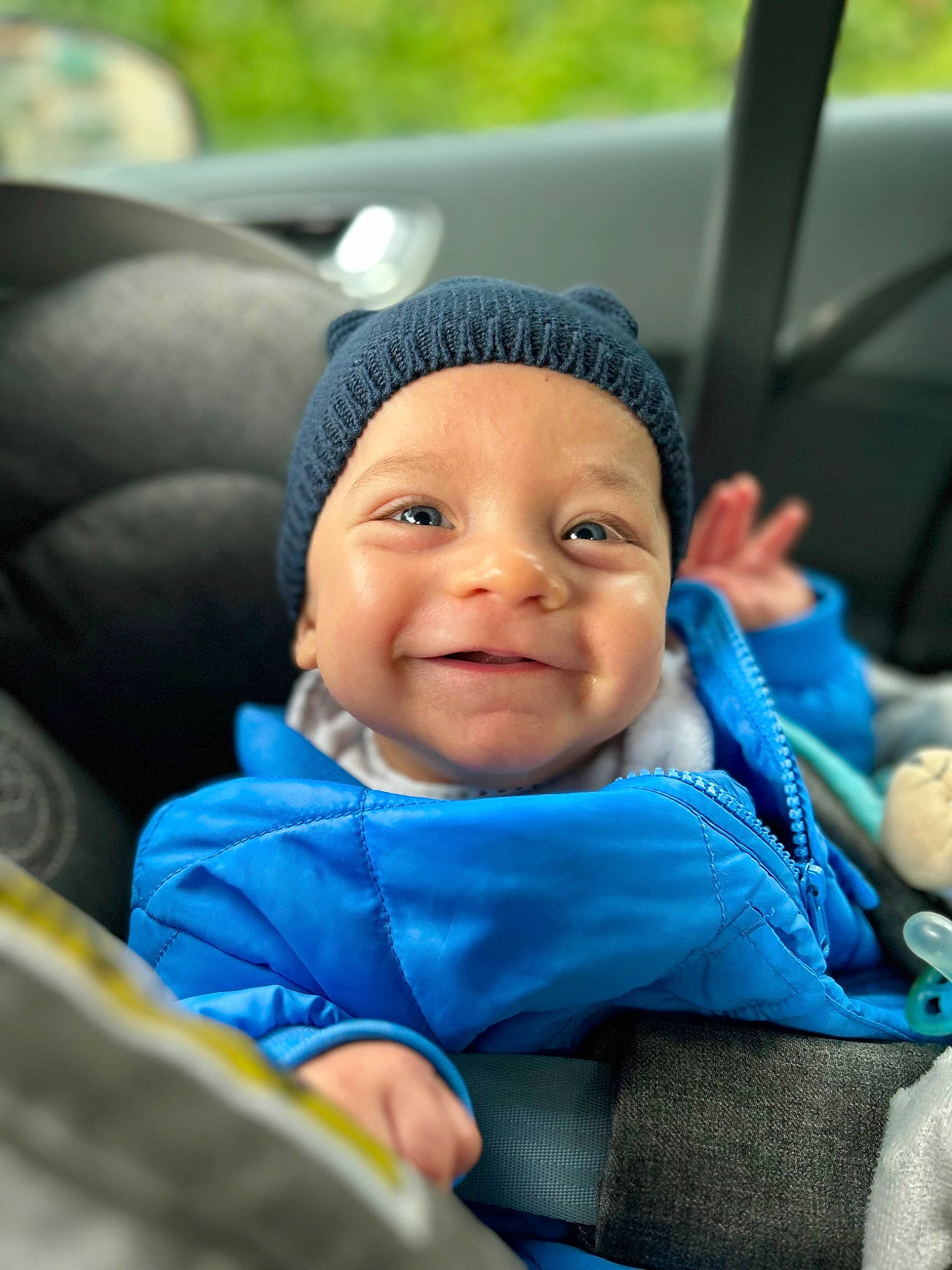 Gianni participe au concours pour gagner de l'argent avec cette photo : auto_part, baby, baby_carriage, baby_in_car_seat, baby_products, baby_safety, blue, car_seat, child, comfort, electric_blue, eye, facial_expression, fun, grass, happy, headwear, joy, leisure, person