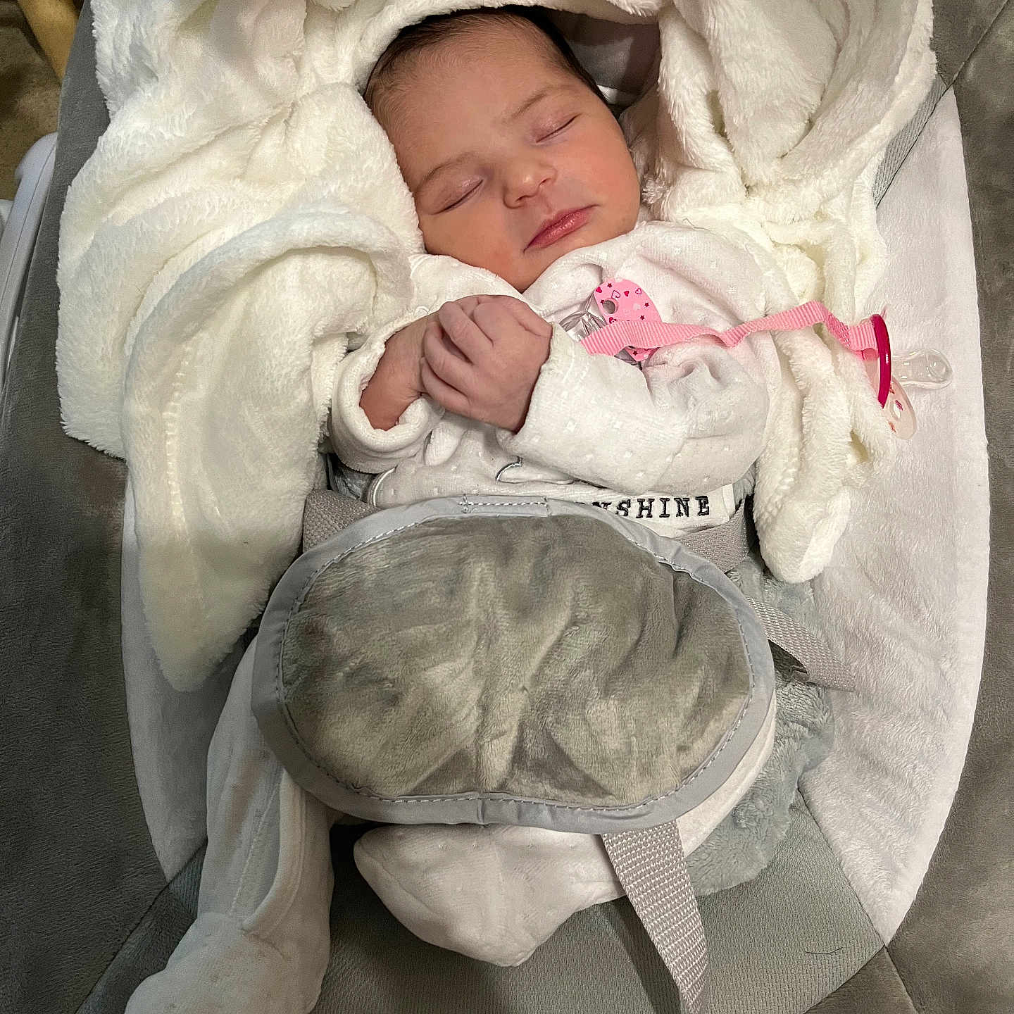 Damara participe au concours pour gagner de l'argent avec cette photo : baby, baby_seat, blanket, child, clothing, comfort, cozy, cute, face, hands, indoors, infant, newborn, pacifier, peaceful, relaxation, rest, sleeping, soft, white