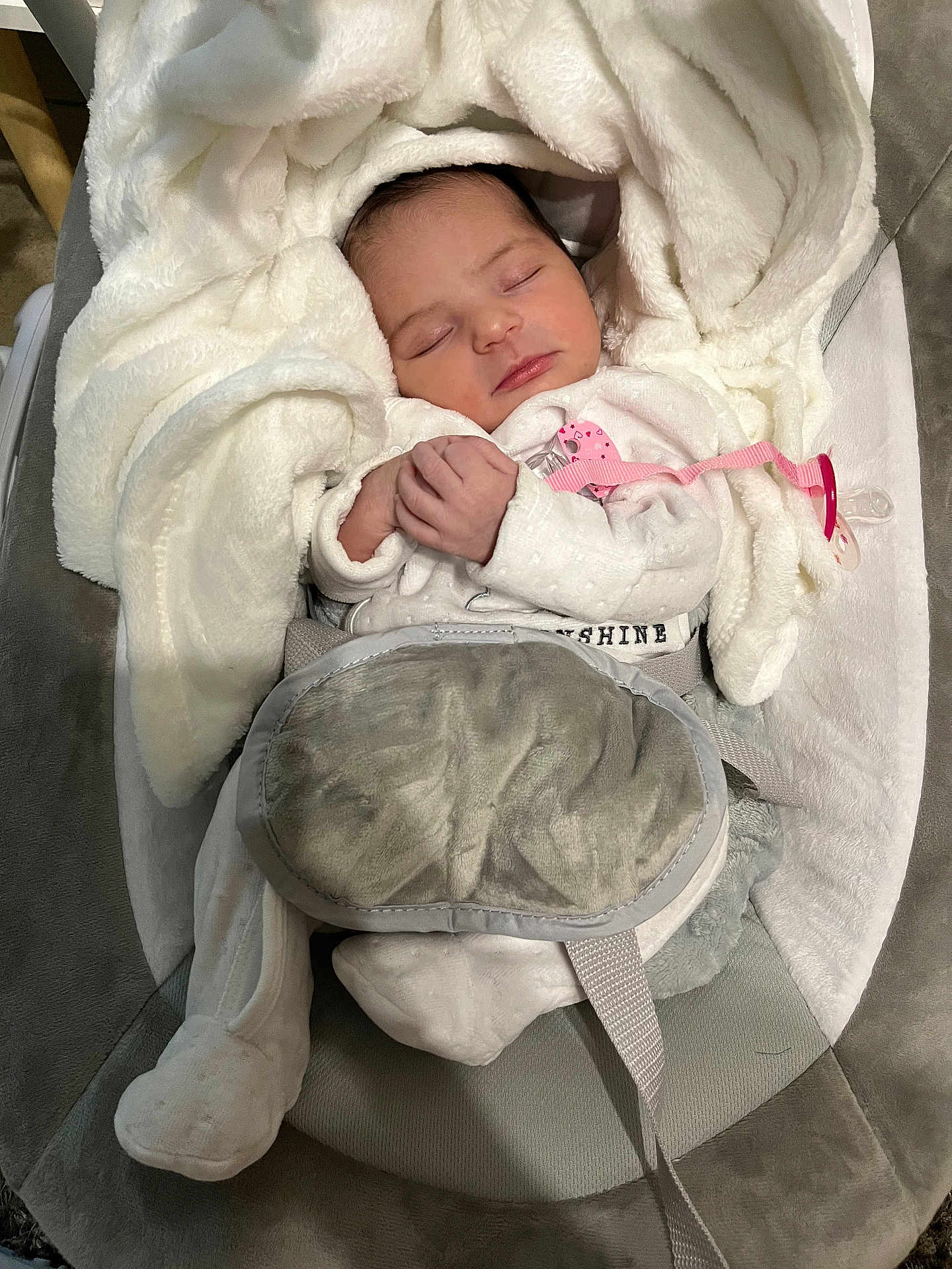 Damara participe au concours pour gagner de l'argent avec cette photo : newborn, baby, sleeping, blanket, white, pacifier, baby_seat, soft, cozy, infant, clothing, hands, face, comfort, rest, cute, child, indoors, relaxation, peaceful