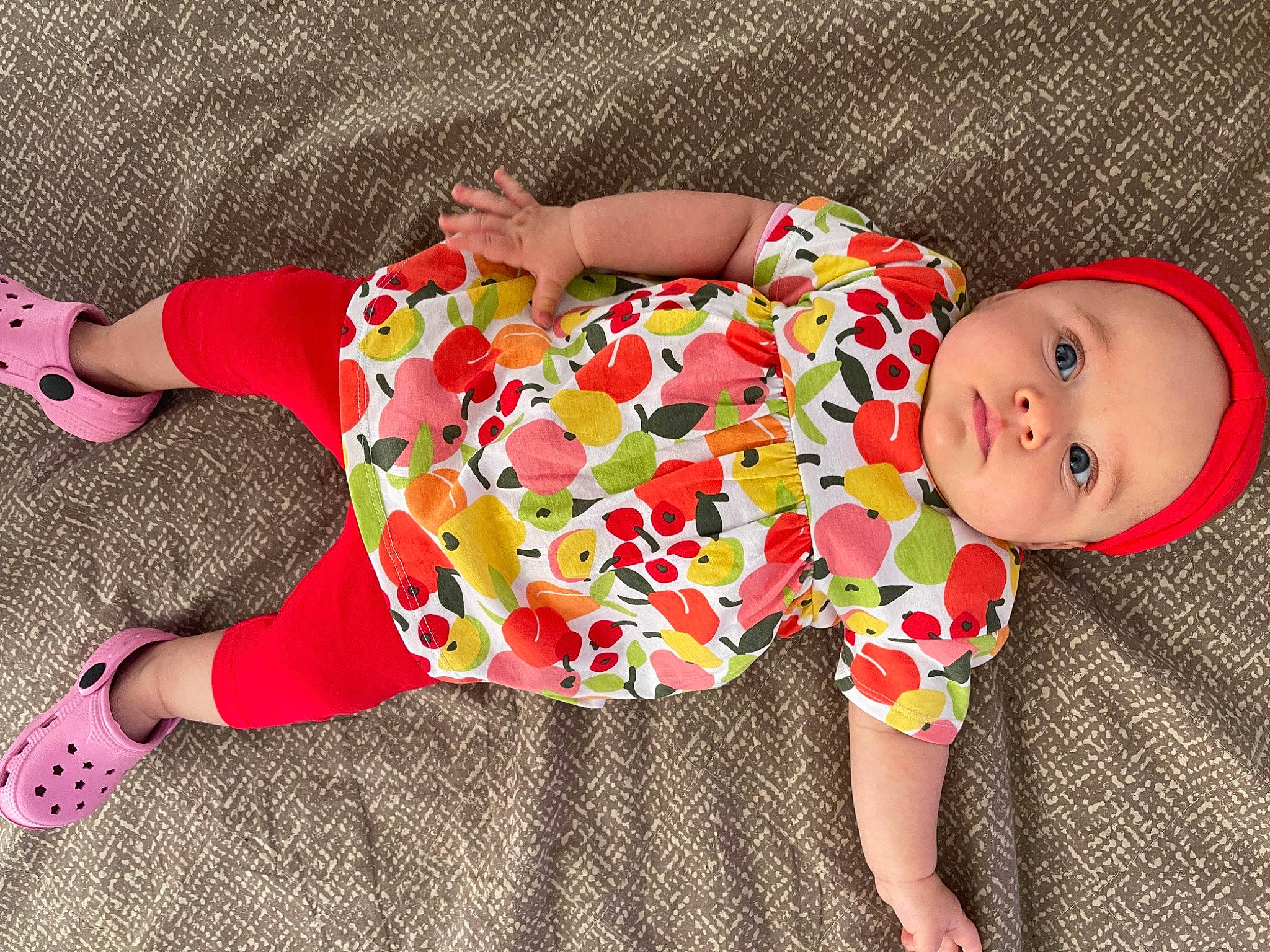 Laïya participe au concours pour gagner de l'argent avec cette photo : baby, baby_toddler_clothing, child, comfort, flooring, happy, headwear, human_leg, joint, knee, leg, linens, mammal, pattern, person, pink, red, sleeve, sock, textile