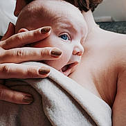 Marius a rejoint le concours — aidez-le/la à gagner de superbes lots ! baby, adult, blue_eyes, blanket, hand, skin, close_up, hug, comfort, care, portrait, person, nail_polish, soft_texture, intimacy, love, warmth, indoor, family, tenderness