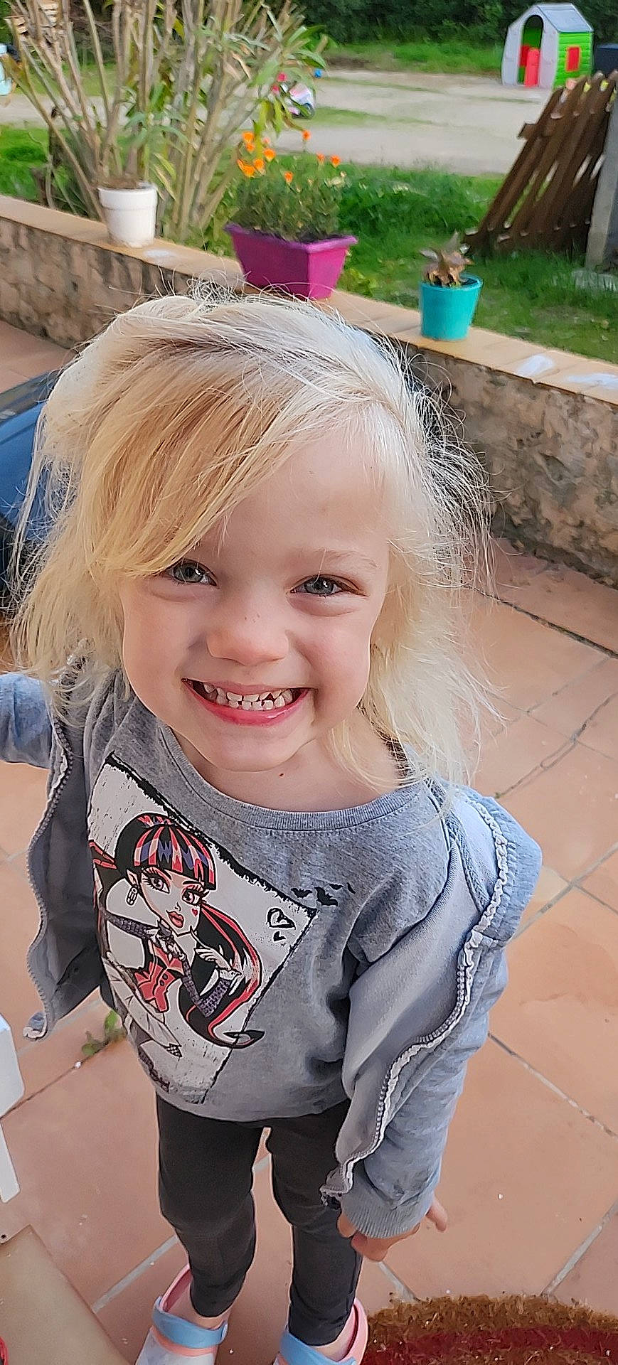 Hanna a rejoint le concours — aidez-le/la à gagner de superbes lots ! cheek, child, chin, cool, eye, eyebrow, face, grass, happy, head, iris, joy, lip, person, pink, plant, skin, sleeve, smile, summer