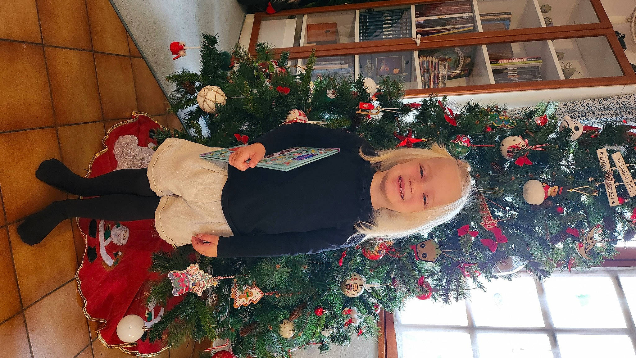 Hanna a rejoint le concours — aidez-le/la à gagner de superbes lots ! christmas, christmas_decoration, christmas_eve, christmas_ornament, christmas_tree, creative_arts, event, fun, happy, holiday, holiday_ornament, joy, person, photograph, plant, red, smile, snapshot, tradition, tree