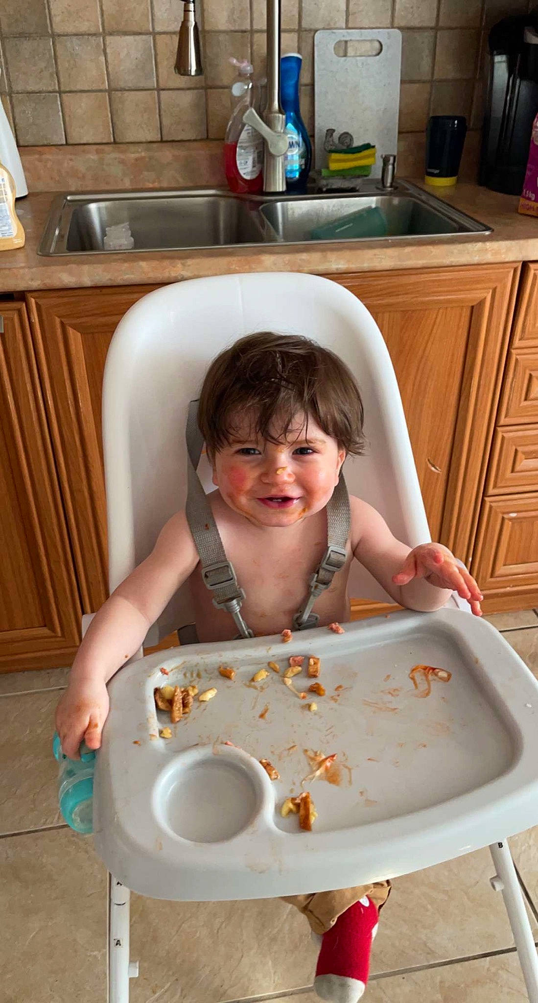 Jake participe au concours pour gagner de l'argent avec cette photo : baby_toddler_clothing, bathing, cabinetry, child, comfort_food, cooking, cuisine, dish, flooring, happy, homemaker, joy, kitchen, person, play, plumbing, plumbing_fixture, recipe, room, smile