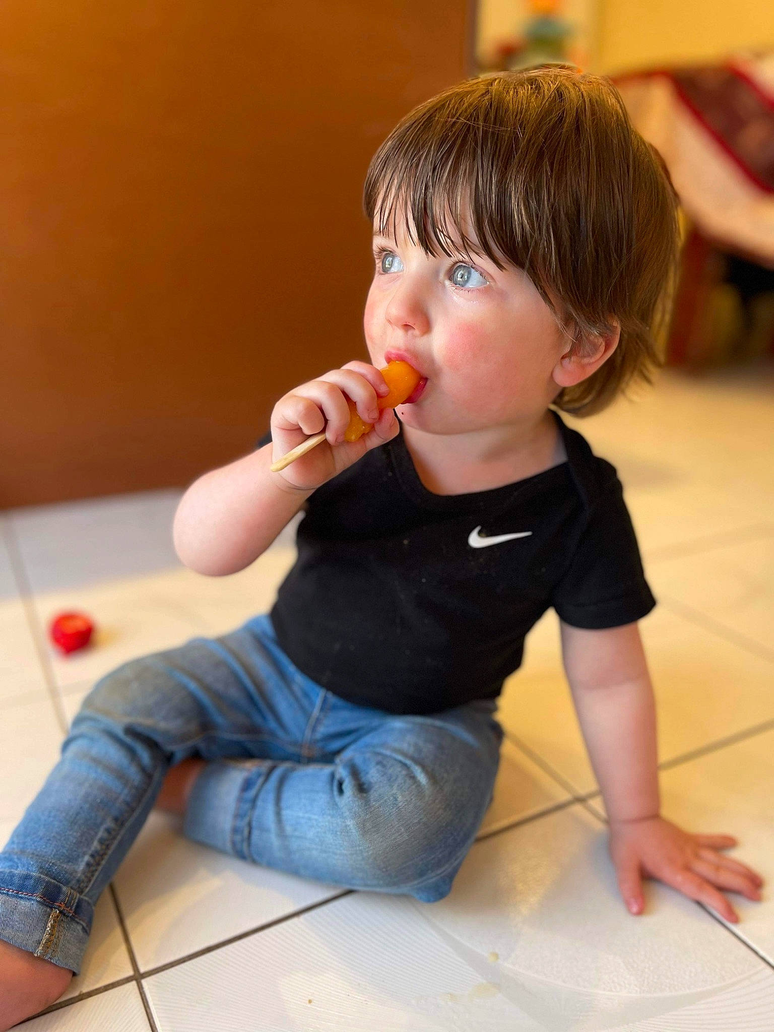 Jake a rejoint le concours — aidez-le/la à gagner de superbes lots ! baby, baby_toddler_clothing, cheek, child, denim, flooring, fun, happy, hardwood, joint, nose, person, play, room, sitting, skin, standing, t_shirt, toddler, vacation
