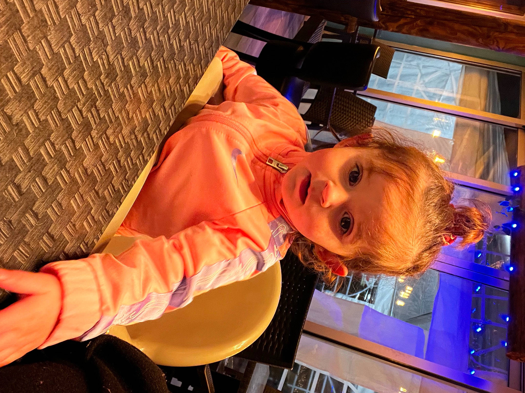 Chelsea a rejoint le concours — aidez-le/la à gagner de superbes lots ! child, comfort, electric_blue, fun, leisure, orange, person, sitting, toddler, tree, window, wood