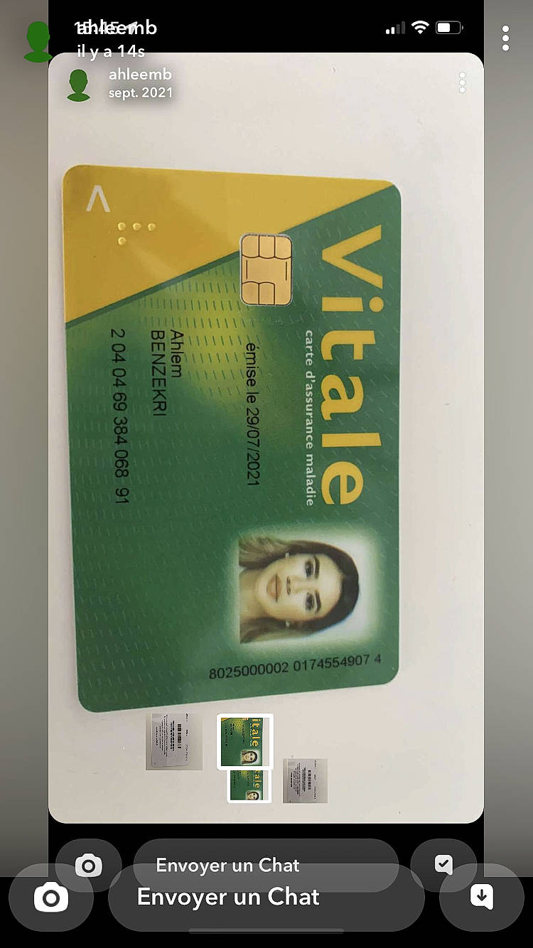 Chelsea a rejoint le concours — aidez-le/la à gagner de superbes lots ! advertising, communication_device, eyelash, font, gadget, material_property, mobile_device, mobile_phone, multimedia, person, portable_communications_device, publication, rectangle, telephone, telephony