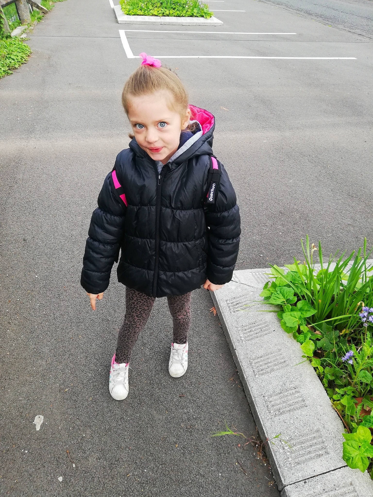 Louna a rejoint le concours — aidez-le/la à gagner de superbes lots ! asphalt, baby_toddler_clothing, child, city, flooring, fun, grass, jacket, leaf, leisure, pedestrian, people_in_nature, person, plant, public_space, recreation, road, road_surface, sidewalk, toddler