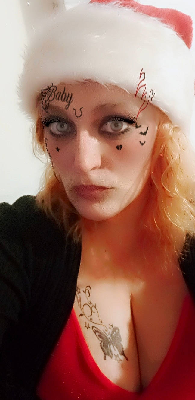 Louna a rejoint le concours — aidez-le/la à gagner de superbes lots ! bangs, beauty, black_hair, cap, eye_liner, eye_shadow, eyebrow, eyelash, eyewear, flash_photography, headpiece, headwear, jaw, jewellery, layered_hair, lip, lipstick, neck, person, shoulder