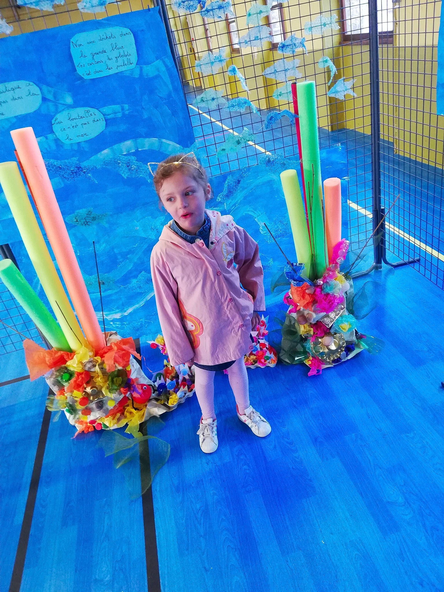 Louna a rejoint le concours — aidez-le/la à gagner de superbes lots ! child, city, cut_flowers, electric_blue, event, flooring, floral_design, floristry, flower, flower_arranging, fun, happy, leisure, magenta, person, plant, play, recreation, sandal, toddler