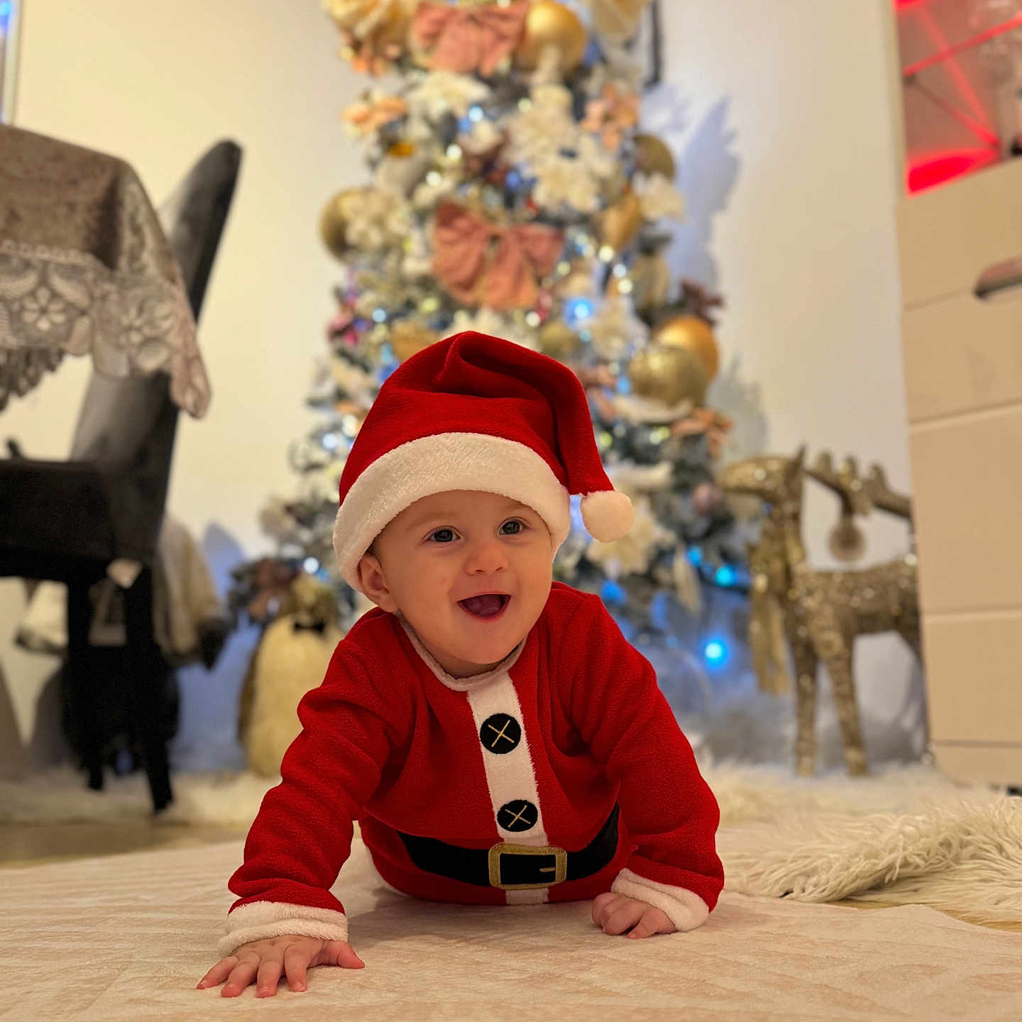 Lăcătuș Rayan a rejoint le concours — aidez-le/la à gagner de superbes lots ! baby, carpet, celebration, child, christmas_tree, crawling, cute, decoration, festive, happy, holiday, home, indoor, infant, red_hat, red_outfit, reindeer_figurine, santa_claus_costume, seasonal, smiling
