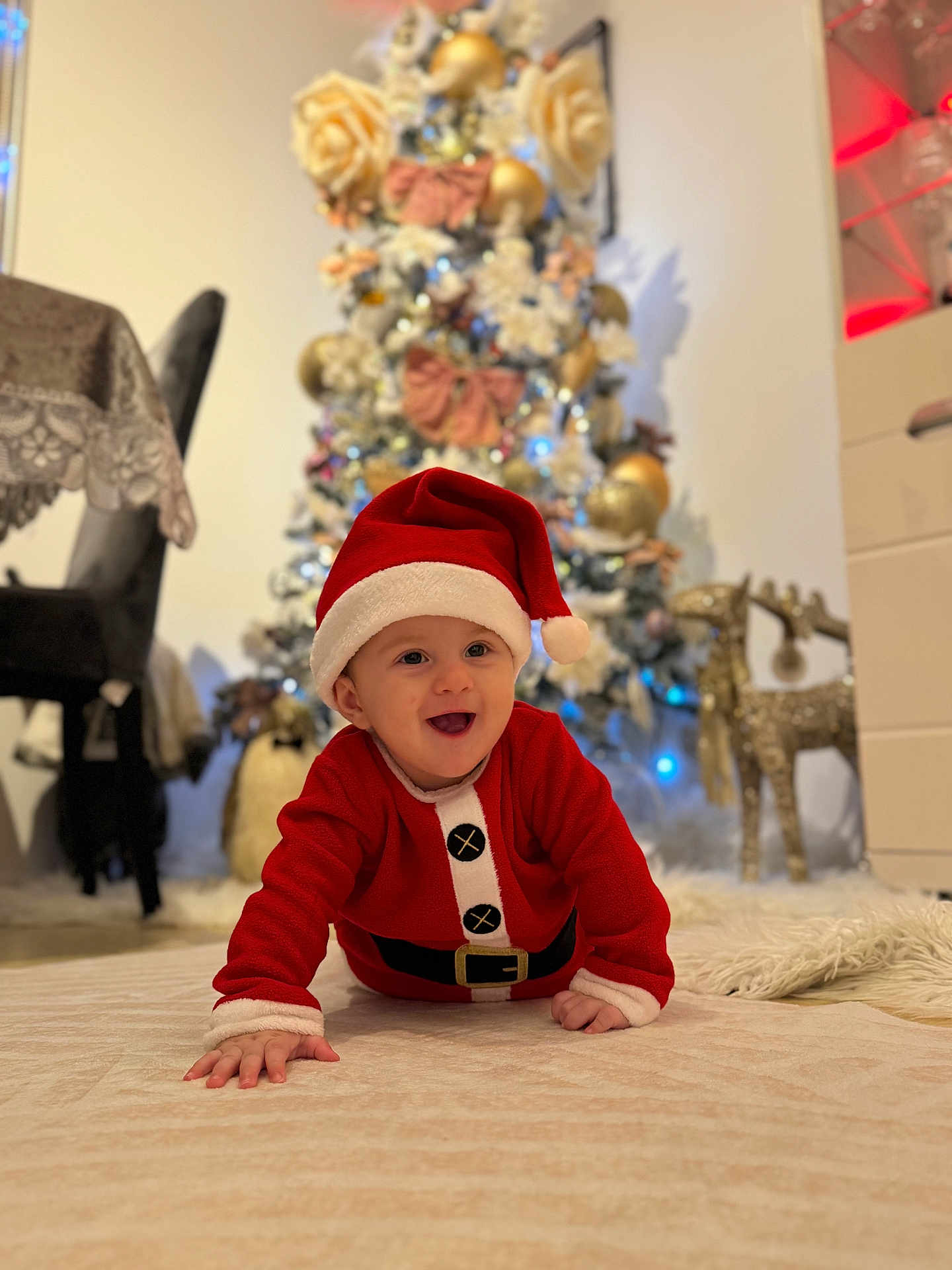 Lăcătuș Rayan a rejoint le concours — aidez-le/la à gagner de superbes lots ! baby, carpet, celebration, child, christmas_tree, crawling, cute, decoration, festive, happy, holiday, home, indoor, infant, red_hat, red_outfit, reindeer_figurine, santa_claus_costume, seasonal, smiling