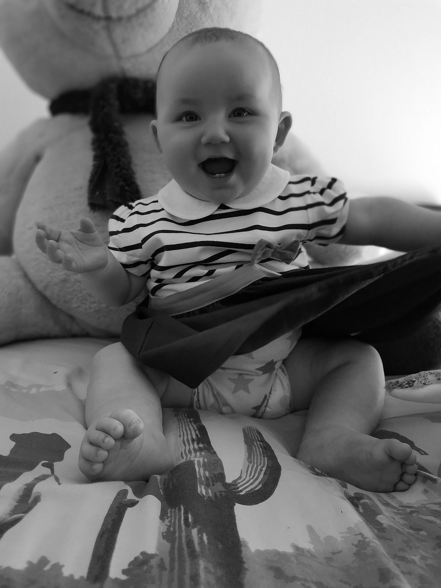 Julia a rejoint le concours — aidez-le/la à gagner de superbes lots ! baby, black, black_and_white, child, eye, facial_expression, fun, happy, leg, monochrome, monochrome_photography, person, photograph, photography, sitting, smile, stock_photography, style, toddler, white