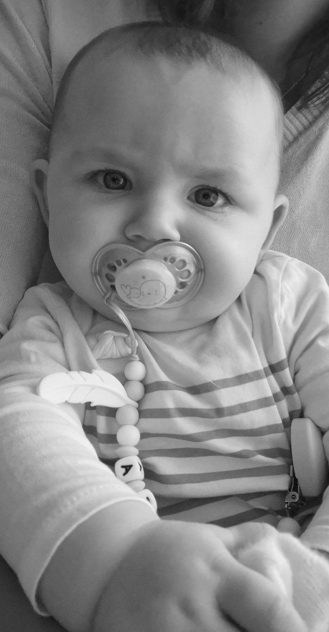 Julia participe au concours pour gagner de l'argent avec cette photo : baby, black_and_white, cheek, child, eye, face, finger, hand, lip, monochrome, monochrome_photography, mouth, nose, person, photography, skin, smile, style, toddler