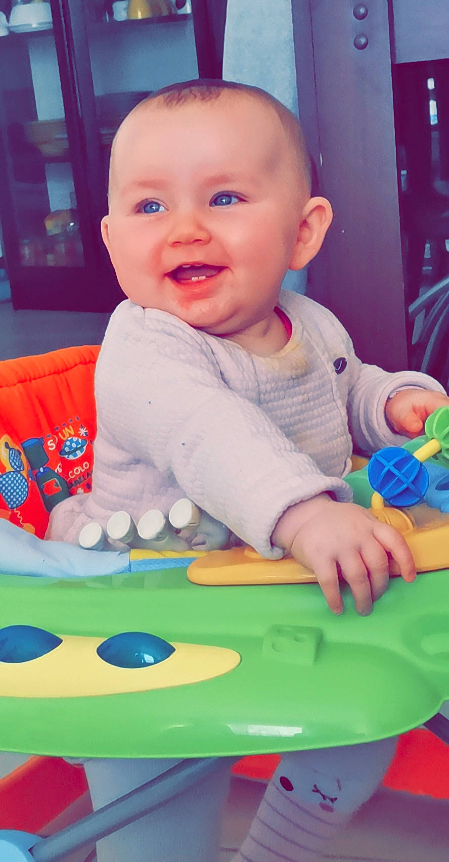 Julia participe au concours pour gagner de l'argent avec cette photo : baby, baby_playing_with_toys, child, joy, person, play, sitting, skin, smile, toddler, tummy_time