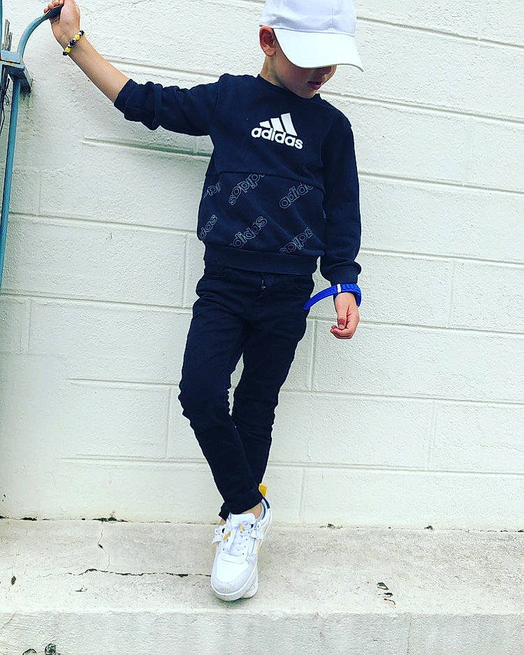 Antonin a rejoint le concours — aidez-le/la à gagner de superbes lots ! asphalt, baseball_cap, cap, denim, electric_blue, eyewear, footwear, gesture, happy, helmet, jeans, leg, person, shoe, sleeve, sneakers, sportswear, street_fashion, sweatpant, t_shirt