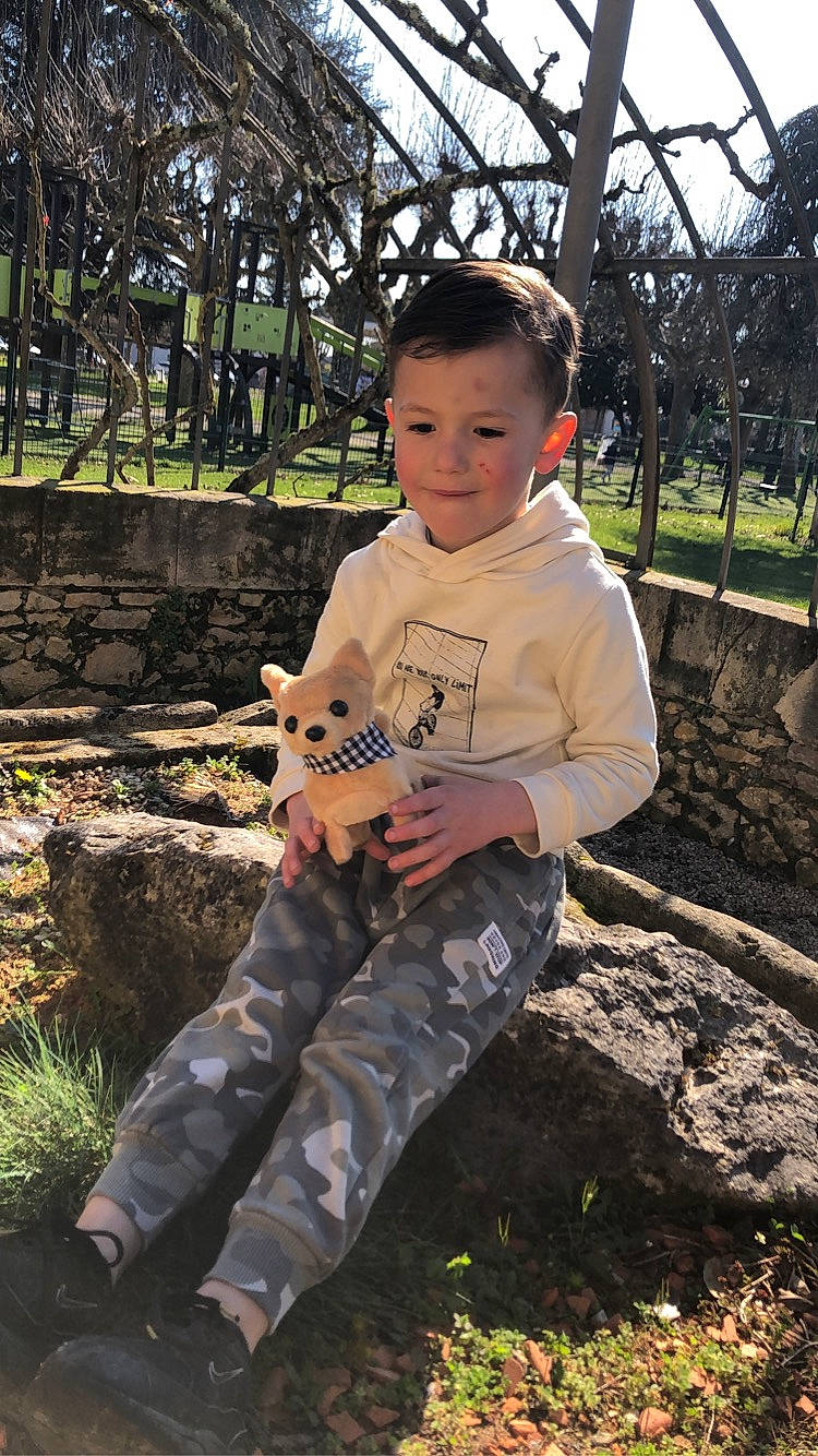Antonin participe au concours pour gagner de l'argent avec cette photo : child, fun, grass, hairstyle, happy, joy, leaf, leisure, military_camouflage, pattern, people_in_nature, person, plant, recreation, sitting, sleeve, soil, t_shirt, toddler, tree