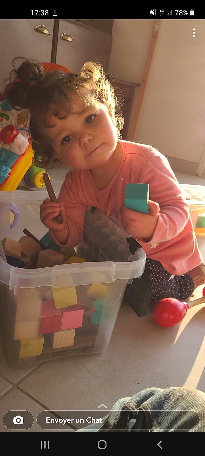 Mia participe au concours pour gagner de l'argent avec cette photo : baby, baby_playing_with_toys, baby_products, baby_toys, box, child, fun, head, holiday, party, person, plastic, play, room, sharing, sitting, tableware, toddler, toy, toy_block