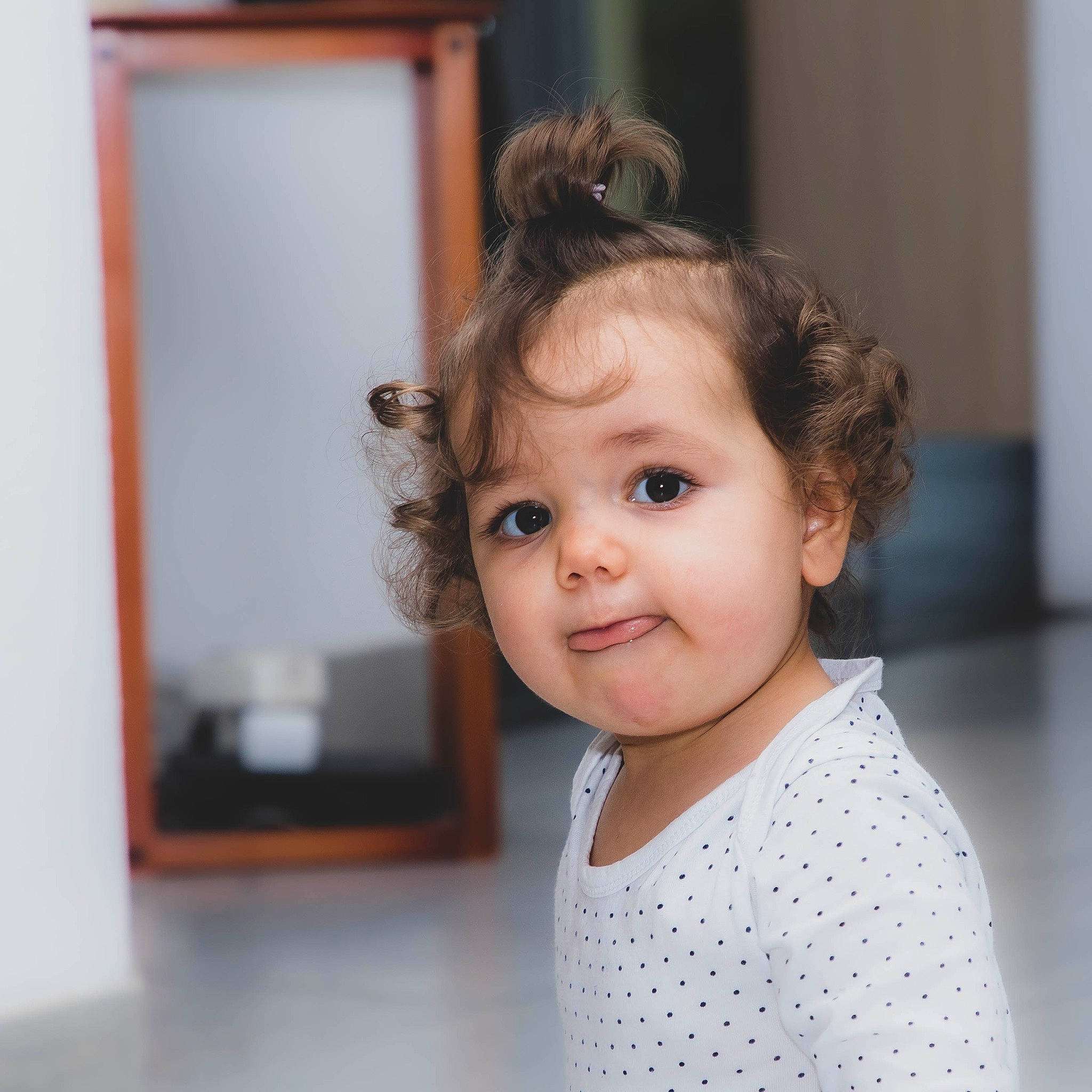 Mia a rejoint le concours — aidez-le/la à gagner de superbes lots ! baby, baby_toddler_clothing, cheek, child, chin, eyebrow, eyelash, flooring, fun, hair, happy, head, pattern, person, portrait_photography, room, sleeve, smile, toddler, window
