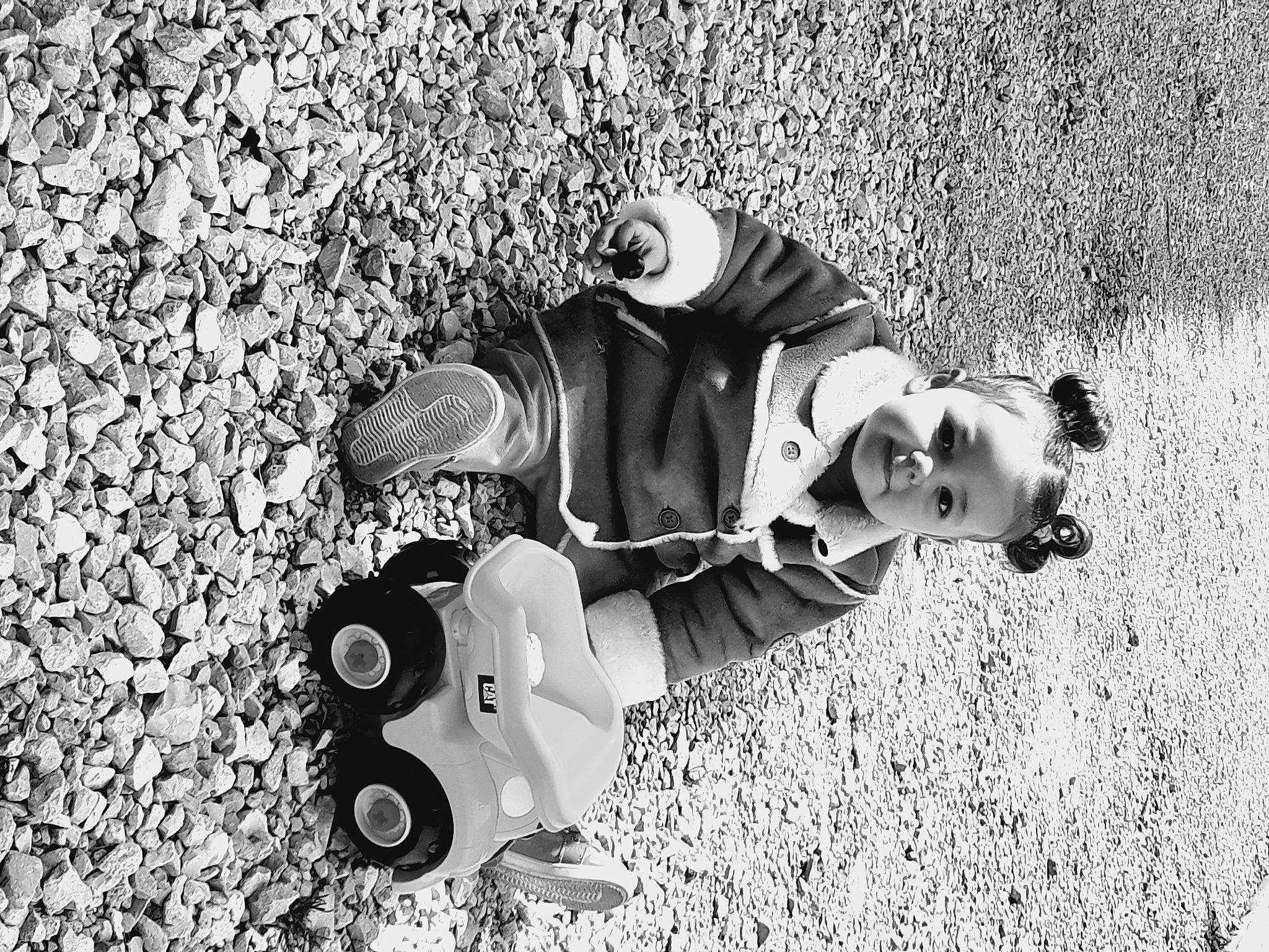 Mia a rejoint le concours — aidez-le/la à gagner de superbes lots ! asphalt, black_and_white, child, fun, grass, happy, human, monochrome, monochrome_photography, people_in_nature, person, personal_protective_equipment, recreation, road, shadow, sitting, stock_photography, street, style, sunglasses