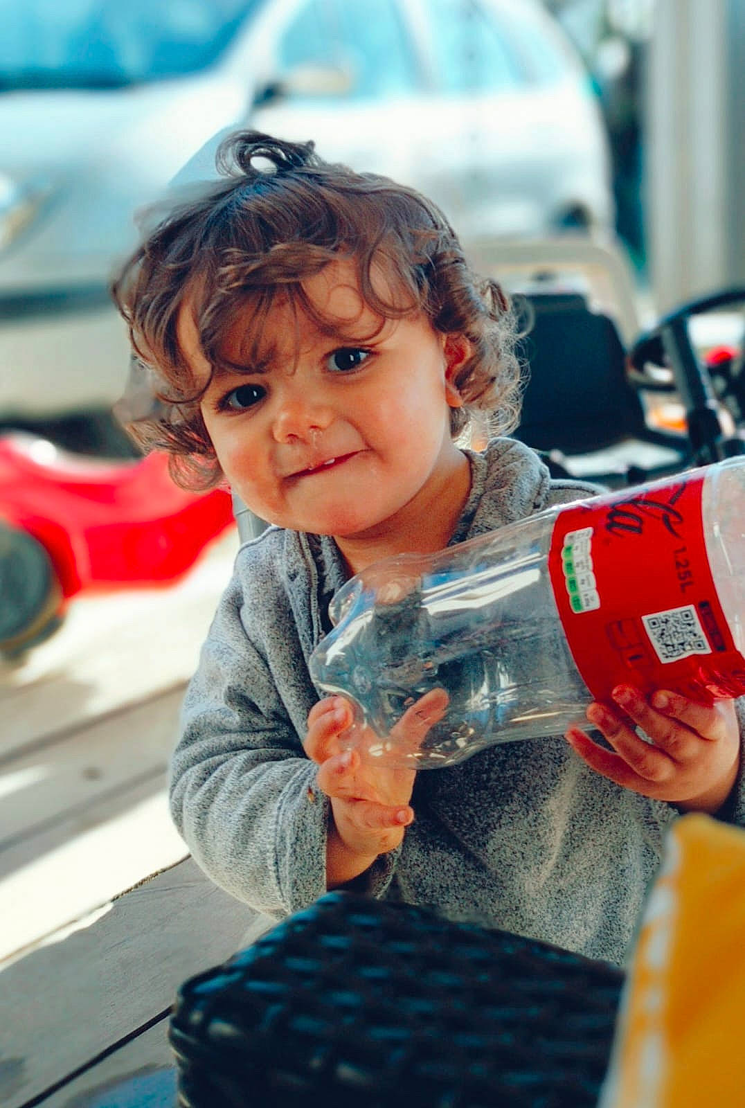 Mia a rejoint le concours — aidez-le/la à gagner de superbes lots ! automotive_exterior, automotive_lighting, child, drinking, face, facial_expression, fun, hairstyle, happy, leisure, motor_vehicle, pattern, person, play, recreation, sitting, skin, sunglasses, toddler, travel