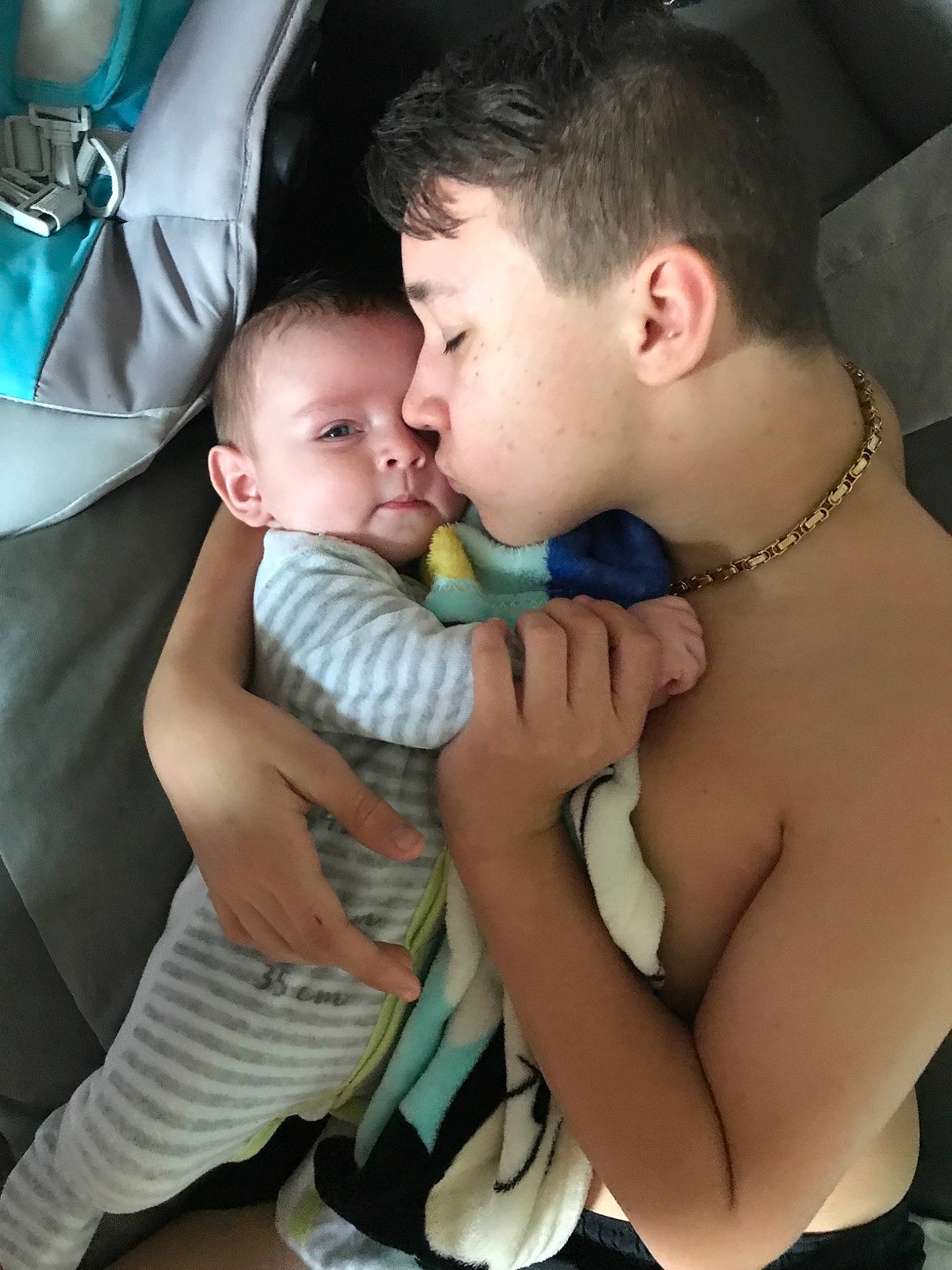 Bruce participe au concours pour gagner de l'argent avec cette photo : arm, baby, baby_products, cheek, child, eye, father, finger, gesture, hand, hug, interaction, mother, muscle, nose, person, product, skin, thumb, toddler