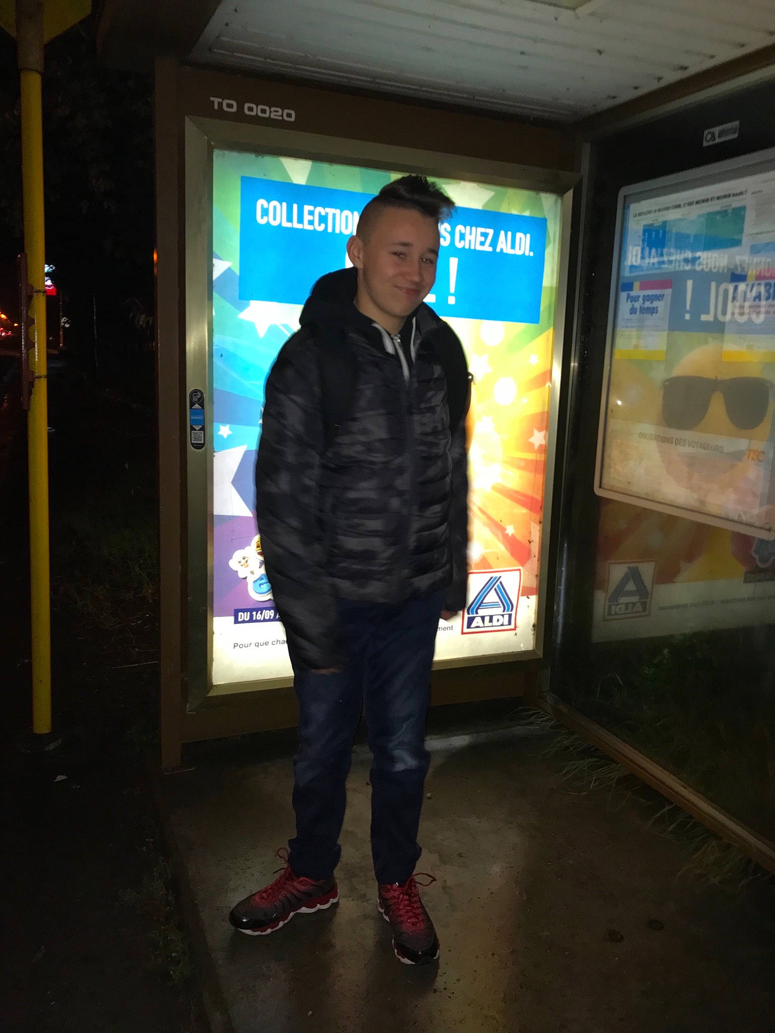 Bruce participe au concours pour gagner de l'argent avec cette photo : city, display_device, electronic_device, jacket, media, night, person, standing, technology, tourism, vacation, world