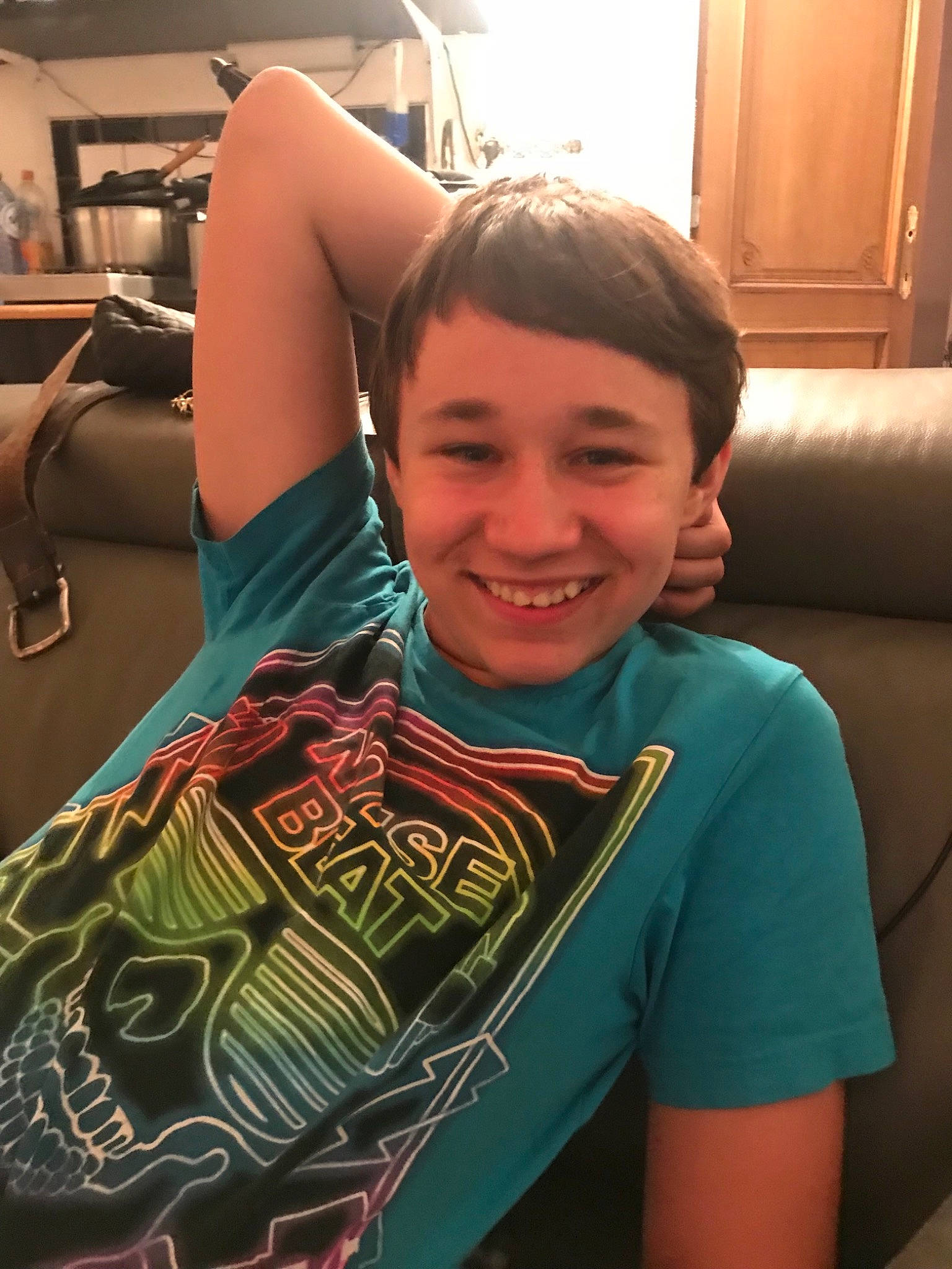 Bruce a rejoint le concours — aidez-le/la à gagner de superbes lots ! arm, cool, elbow, green, hand, joy, neck, person, photography, room, selfie, shoulder, sleeve, smile, t_shirt, top, vacation