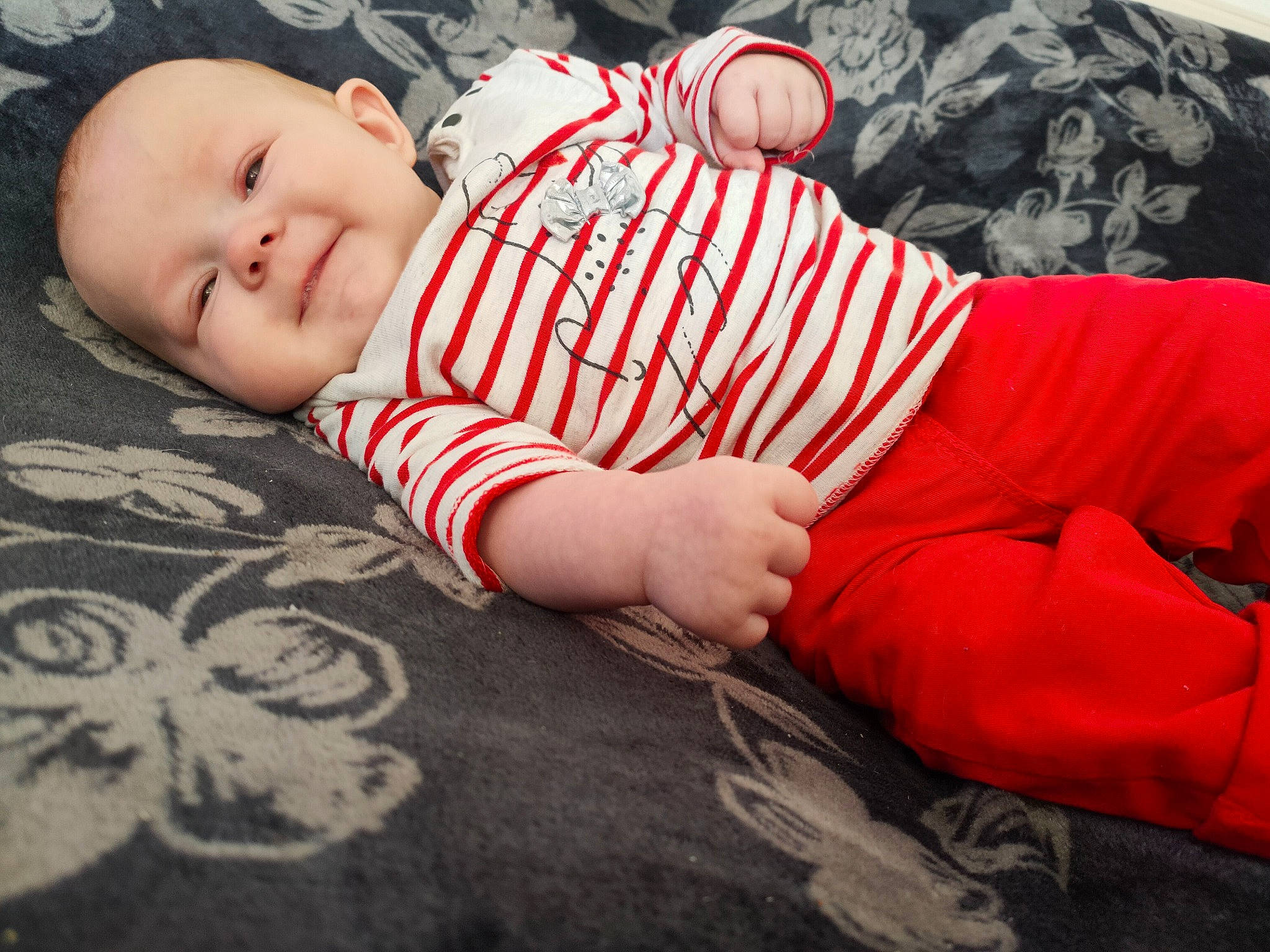 Liya a rejoint le concours — aidez-le/la à gagner de superbes lots ! baby, baby_toddler_clothing, bedtime, carmine, child, comfort, flash_photography, grass, happy, human_body, human_leg, linens, pattern, people_in_nature, person, skin, sleeve, t_shirt, toddler, tree