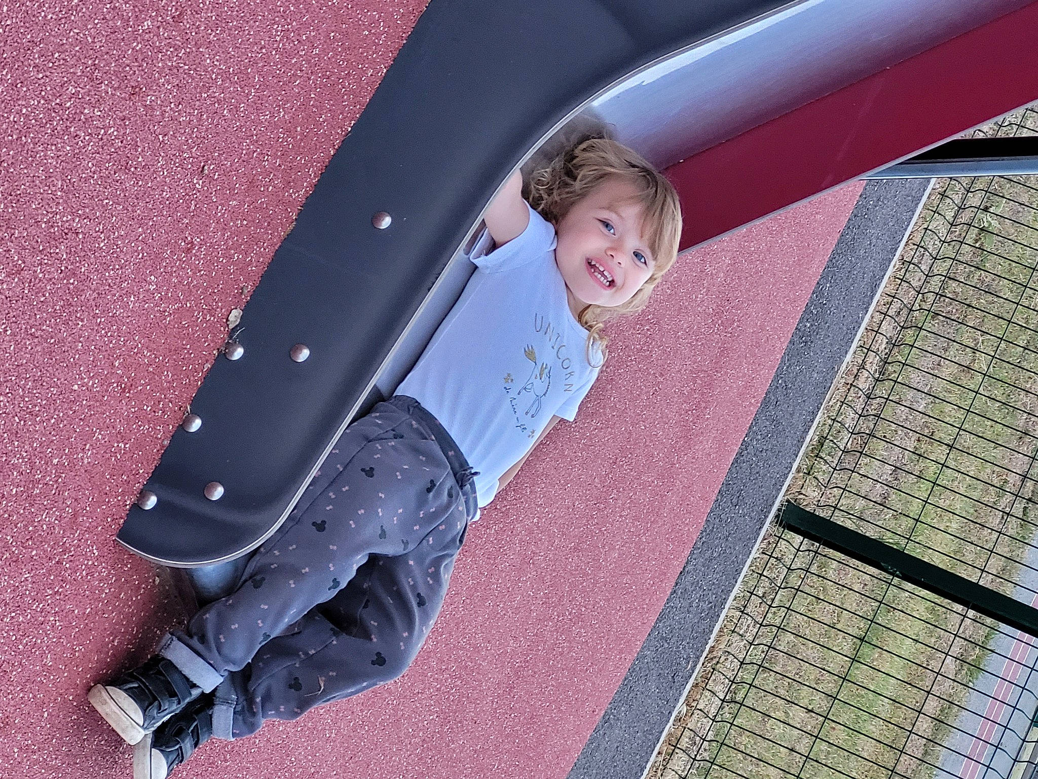 Maëlle participe au concours pour gagner de l'argent avec cette photo : auto_part, automotive_design, automotive_exterior, automotive_lighting, automotive_wheel_system, bumper, child, electric_blue, fun, grille, hood, joy, leisure, line, magenta, mesh, net, pattern, person, recreation