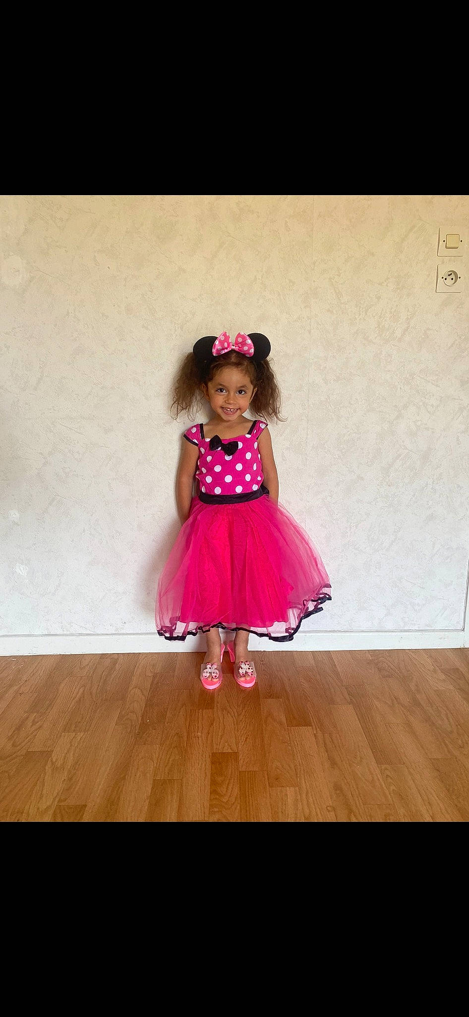 Aliya a rejoint le concours — aidez-le/la à gagner de superbes lots ! baby_toddler_clothing, clothing, day_dress, dress, face, floor, flooring, hair, happy, hardwood, joy, leg, one_piece_garment, person, pink, purple, sleeve, smile, toddler, waist