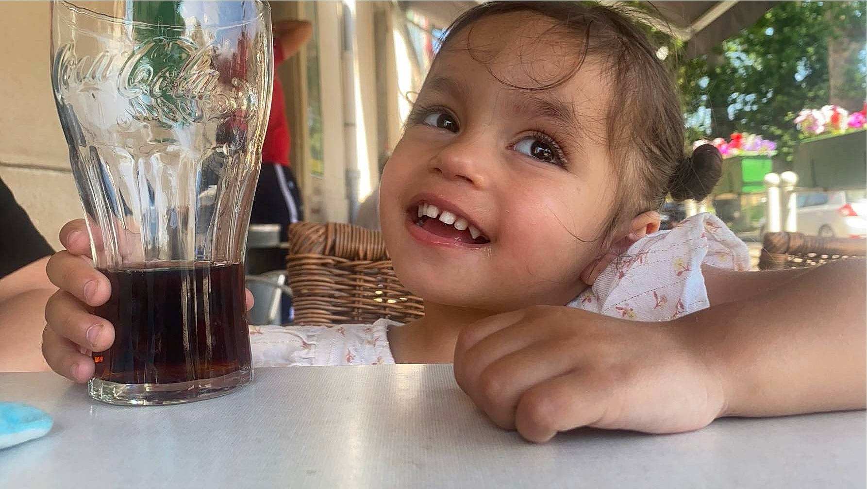 Aliya a rejoint le concours — aidez-le/la à gagner de superbes lots ! alcoholic_beverage, barware, beer_glass, cup, drink, drinkware, event, eyelash, food, happy, highball_glass, joy, leisure, person, serveware, smile, soft_drink, stemware, table, tableware