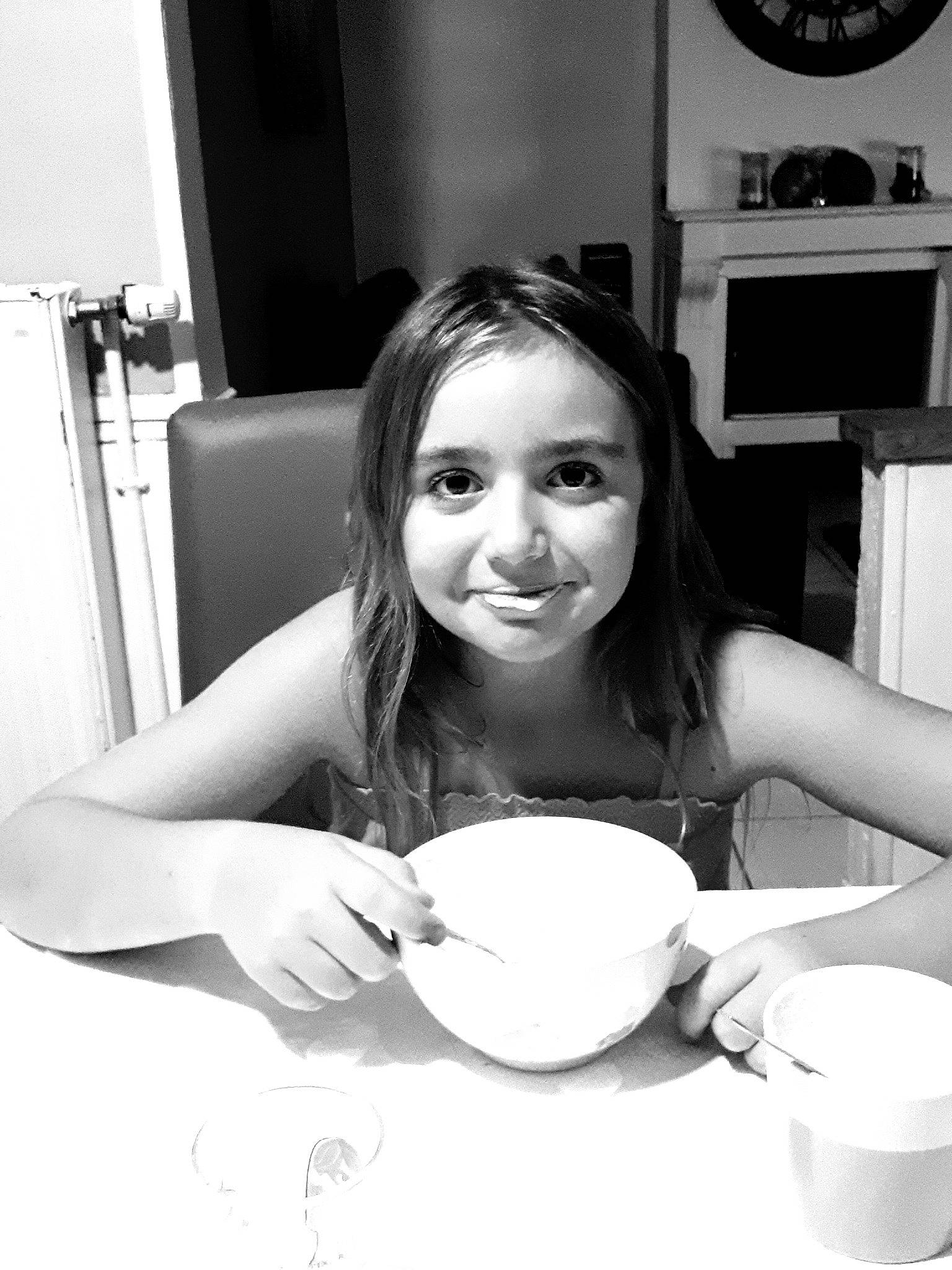 Julie participe au concours pour gagner de l'argent avec cette photo : black, black_and_white, chair, cooking, cup, dishware, drinkware, flash_photography, food, happy, joy, monochrome, monochrome_photography, person, plate, recipe, serveware, smile, snapshot, style