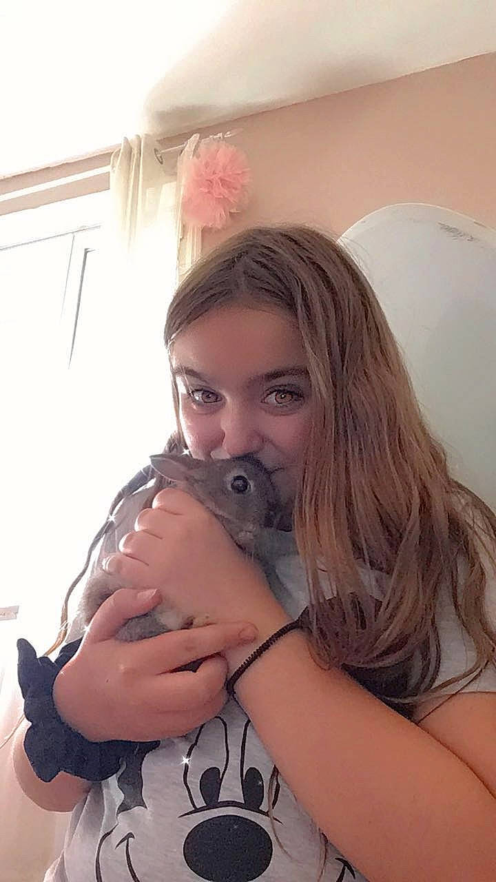 Julie participe au concours pour gagner de l'argent avec cette photo : arm, black_hair, blond, brown_hair, drinking, eyebrow, eyelash, gesture, happy, iris, jewellery, joy, lip, long_hair, mouth, nail, neck, person, shoulder, sitting