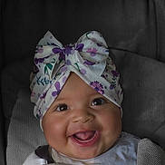 Rawane a rejoint le concours — aidez-le/la à gagner de superbes lots ! baby, smiling, child, headwear, bow, car_seat, seatbelt, happy, infant, clothing, portrait, cute, indoor, closeup, toddler, fabric, face, person, seat, sitting
